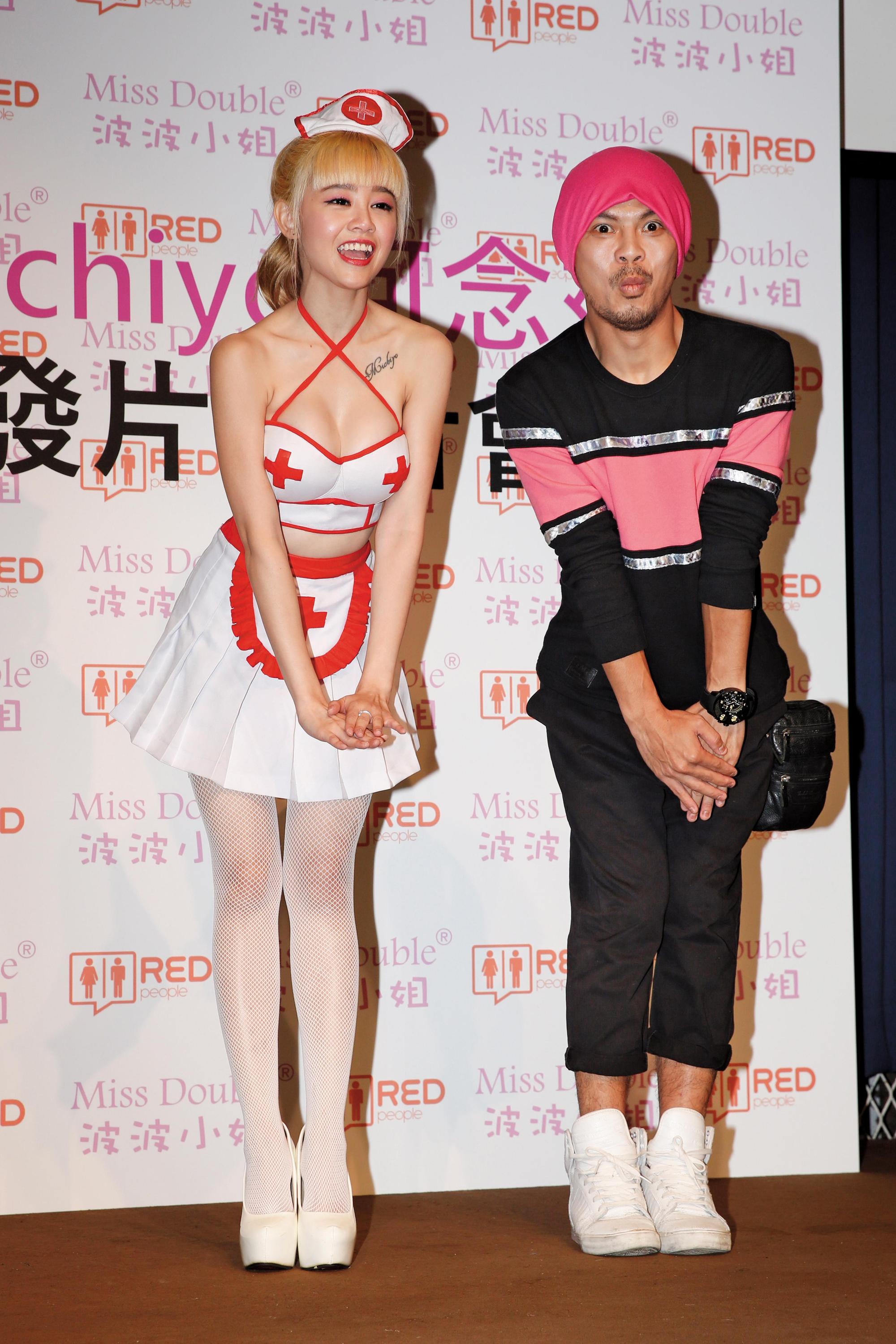 黃明志(右)看中何念兹(左)的身材優勢,為她量身打造單曲〈咪咪〉,成功進軍台灣演藝圈。