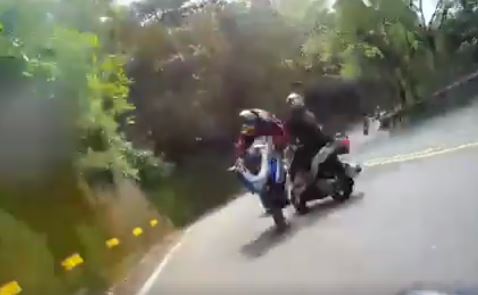 黃男為超車跨越雙黃線，不慎與對向重機發生擦撞。（翻攝自「重機車友▕ 各區路況、天氣回報中心」）