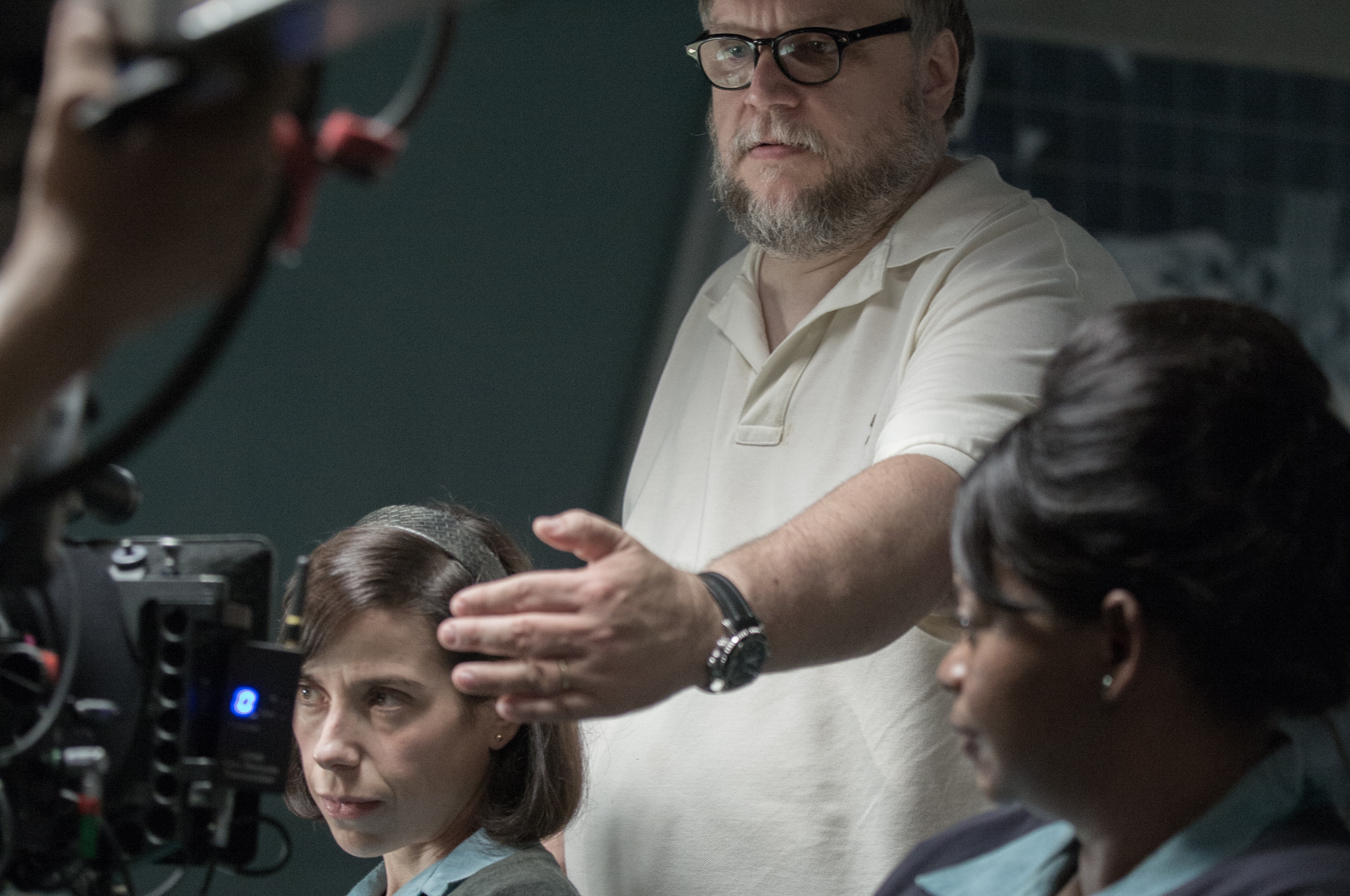 導演吉勒摩戴托羅不只酷愛怪物電影，對於古老電影風格改編為現代電影語言，更十分著迷，《水底情深》得獎實至名歸。（福斯電影提供） 