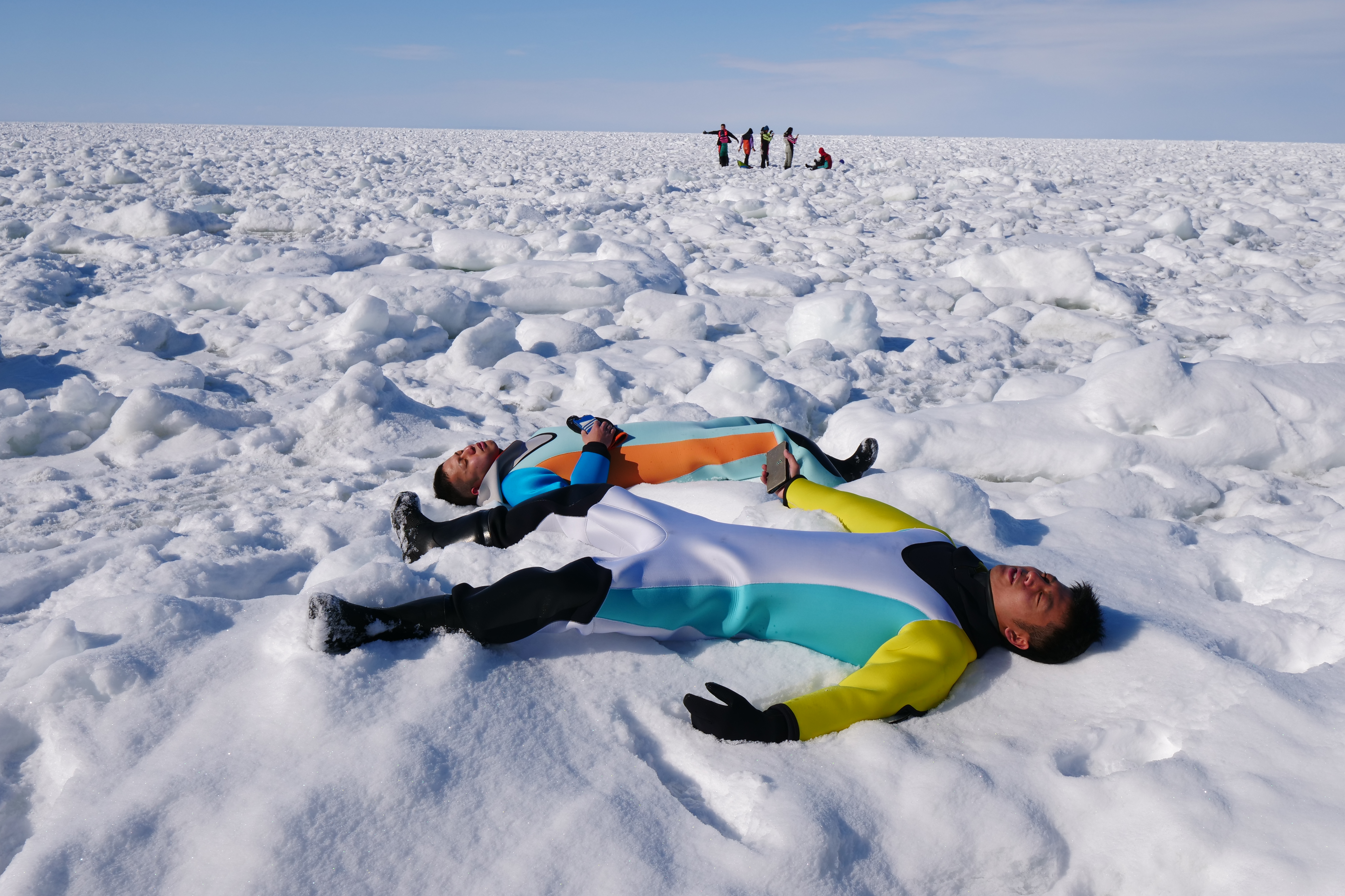 躺在大海流冰上享受日光浴，可是北海道冬天獨一無二的體驗。