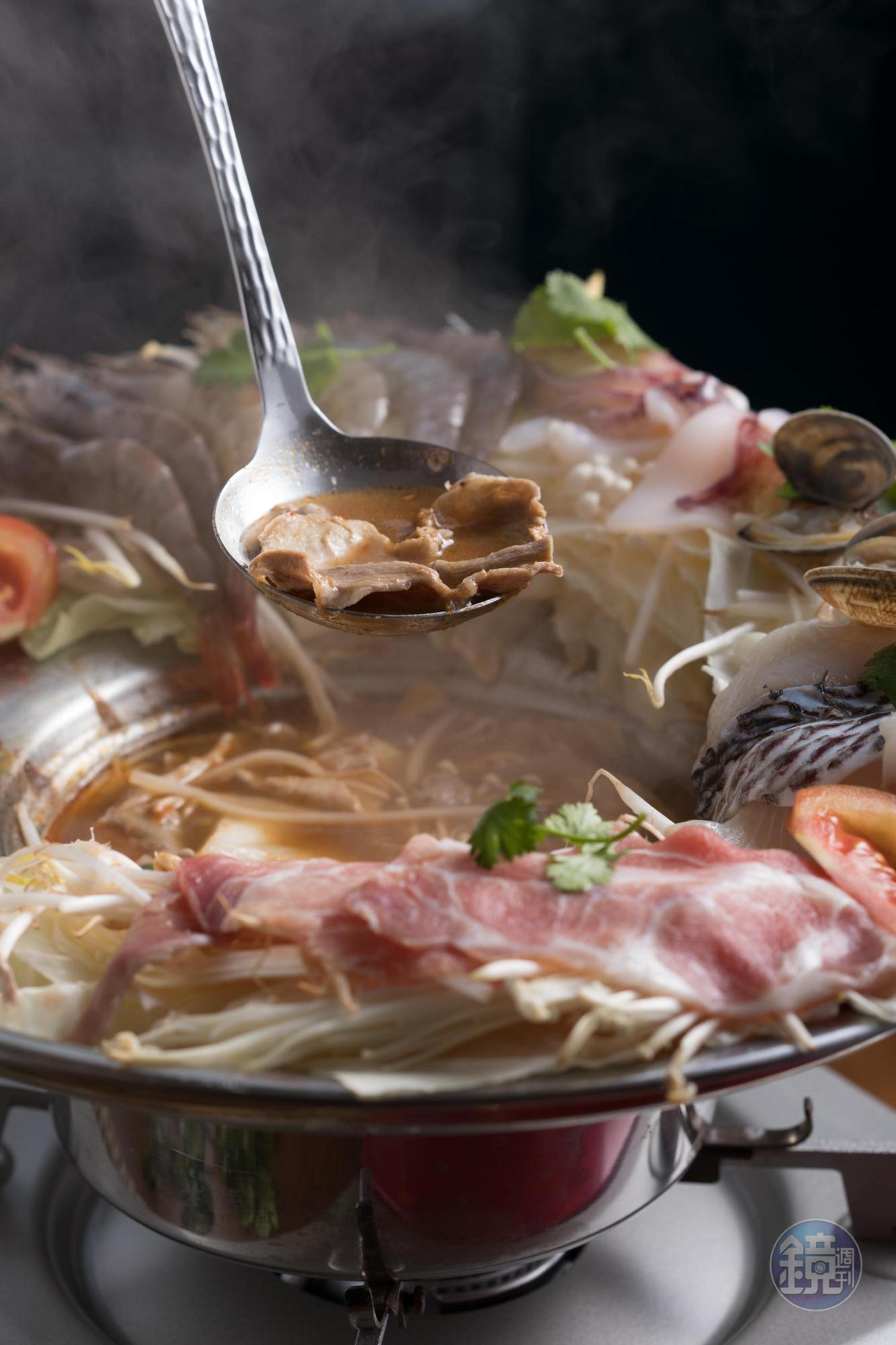 「推推鍋」的湯汁鮮酸,一年四季都很適合吃。