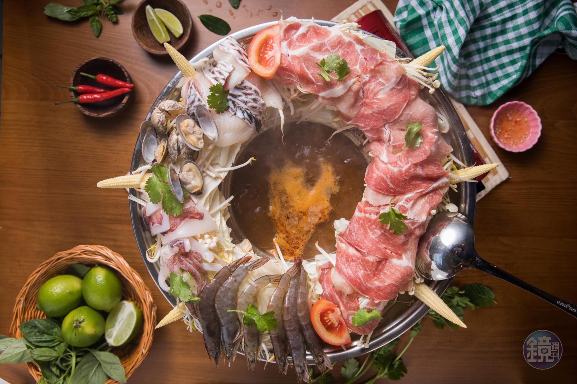特色菜「越式酸辣海陸推推鍋」,吃法很有趣,將海陸食材推進鍋中央的湯底,喝來酸辣柔和而不淡薄。(680元/份)