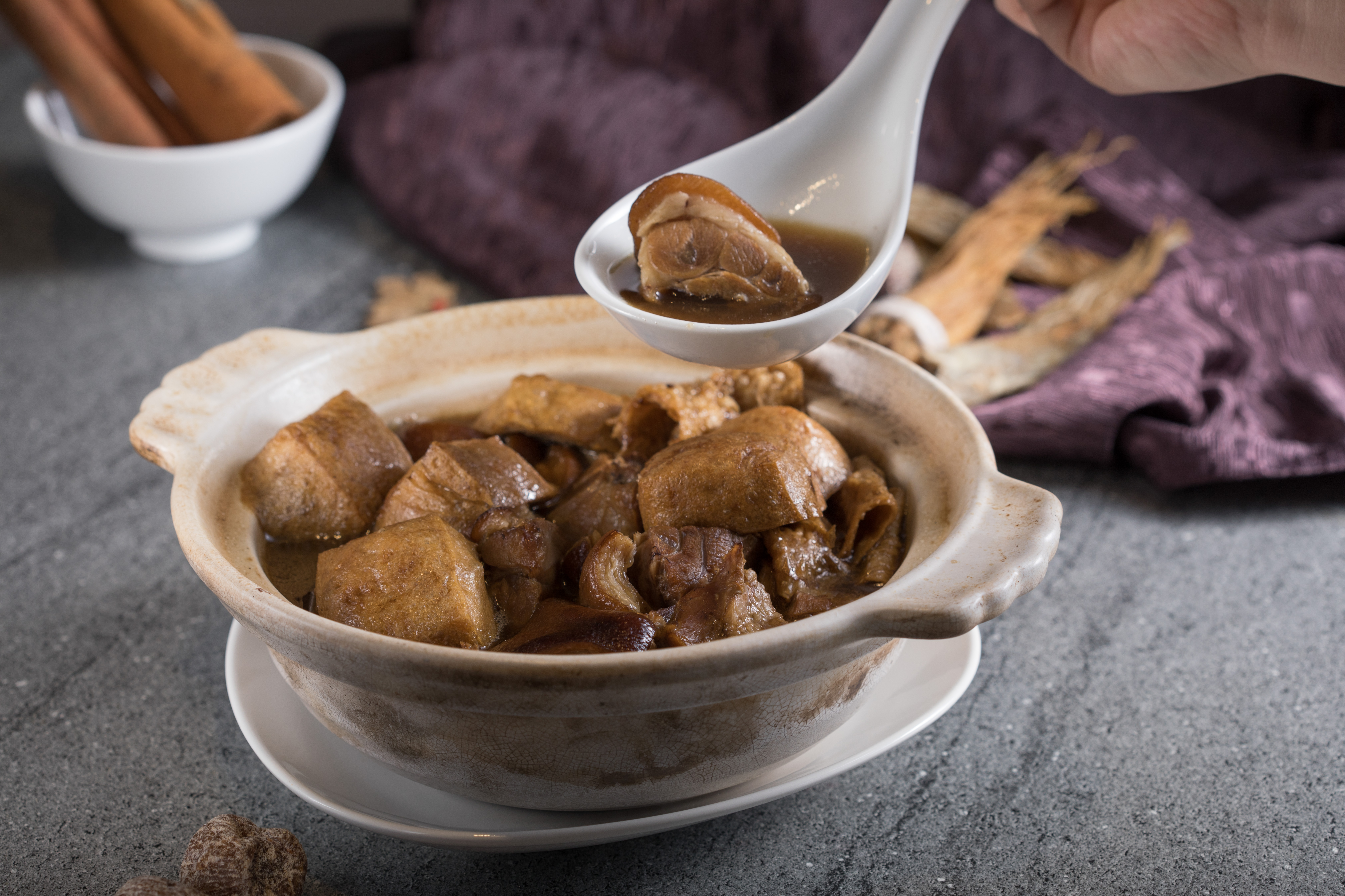 「巴生福建肉骨茶」溫醇回甘，燉煮入味的蹄膀Q彈不膩。（580元／份）