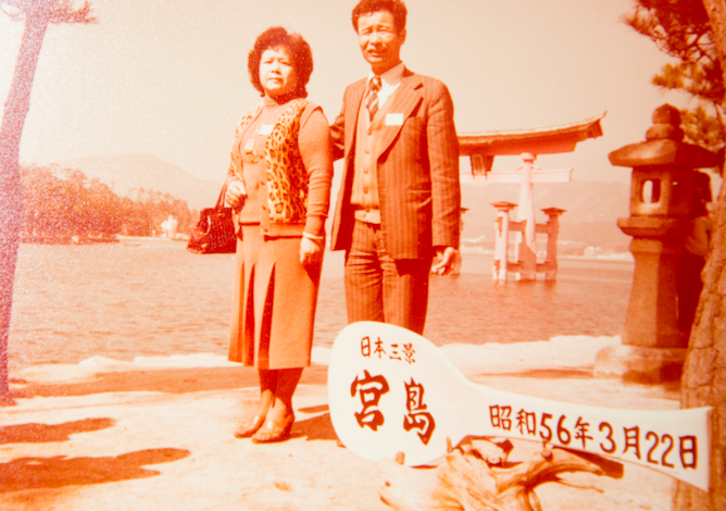 簡阿萬(右)與簡柯秀英(左)婚後,從推著手推車沿街叫賣的小攤販,成了三重、蘆洲一帶最大的製粿批發商。(萬星粿店提供)