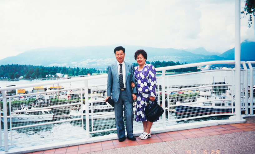 萬星粿店創辦人簡阿萬(左)與妻子簡柯秀英(右)結婚後,兩人常出國旅遊。(萬星粿店提供)