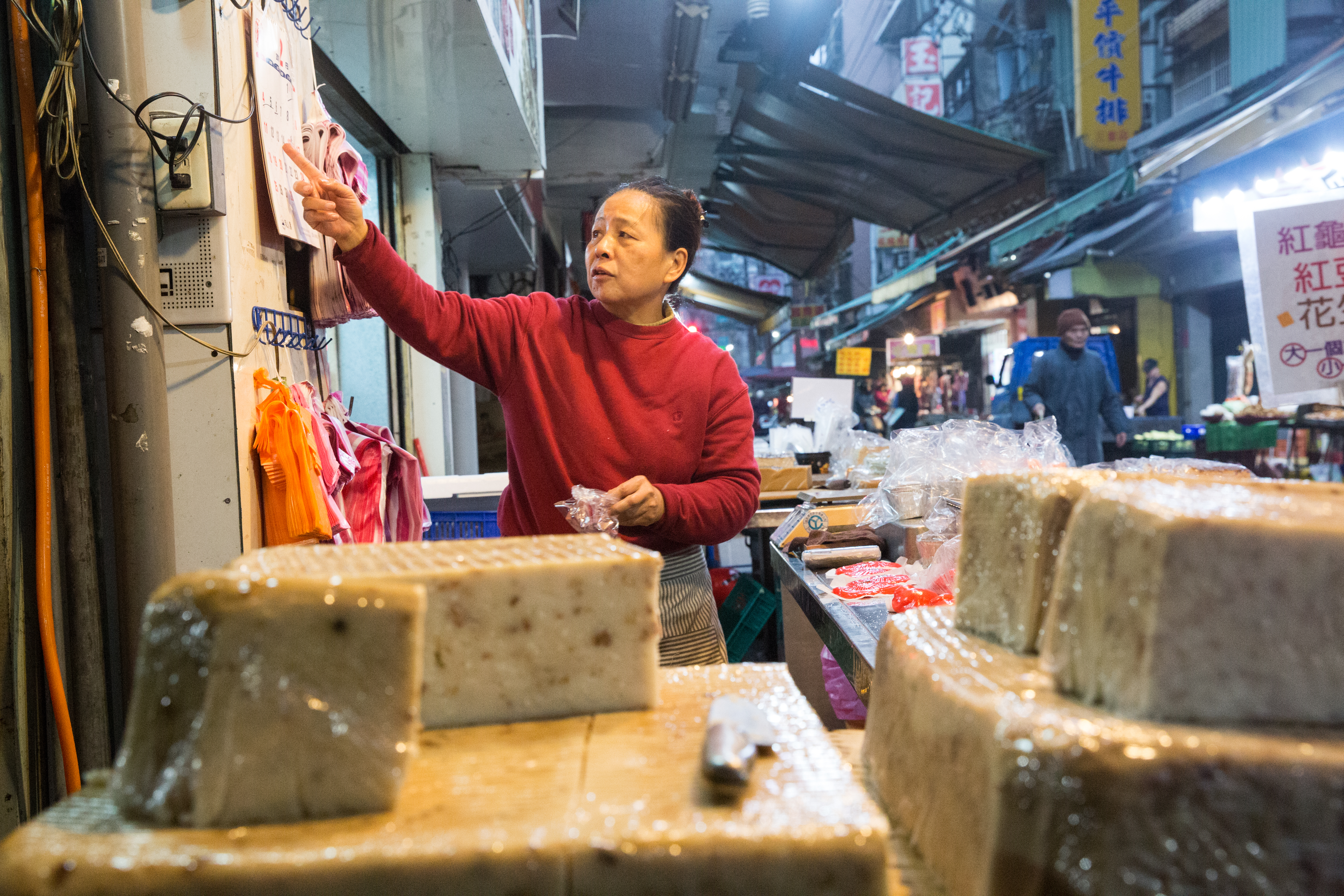萬星粿店的二女兒簡美玉指著日曆說,萬星店裡的淡旺季都跟民俗節慶相關。