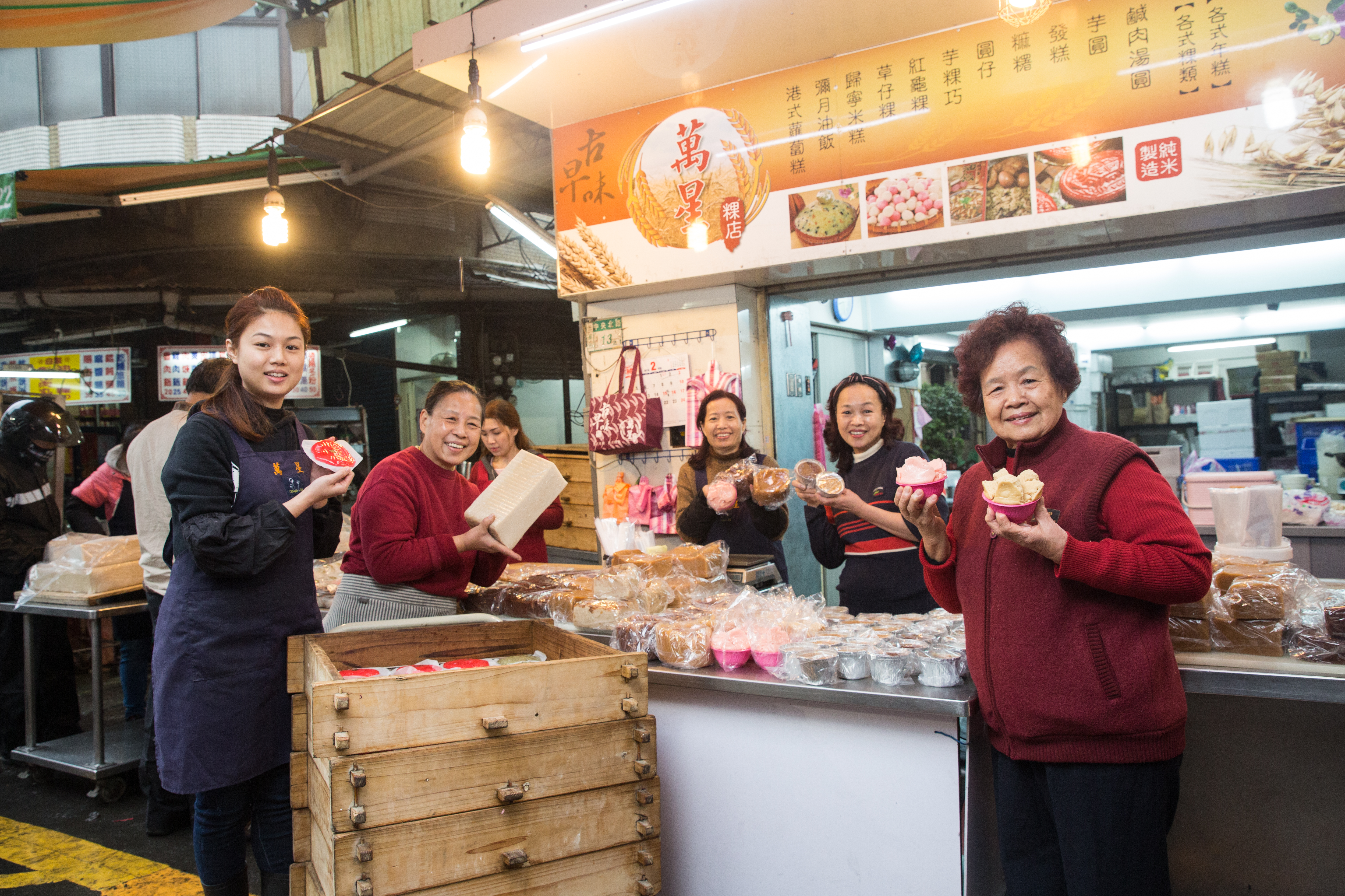 簡柯秀英（右起）與四女兒簡滿足、三女兒簡美月，和孫女楊珺涵（左起）、簡美玉，傳承丈夫簡阿萬留下的古早味。