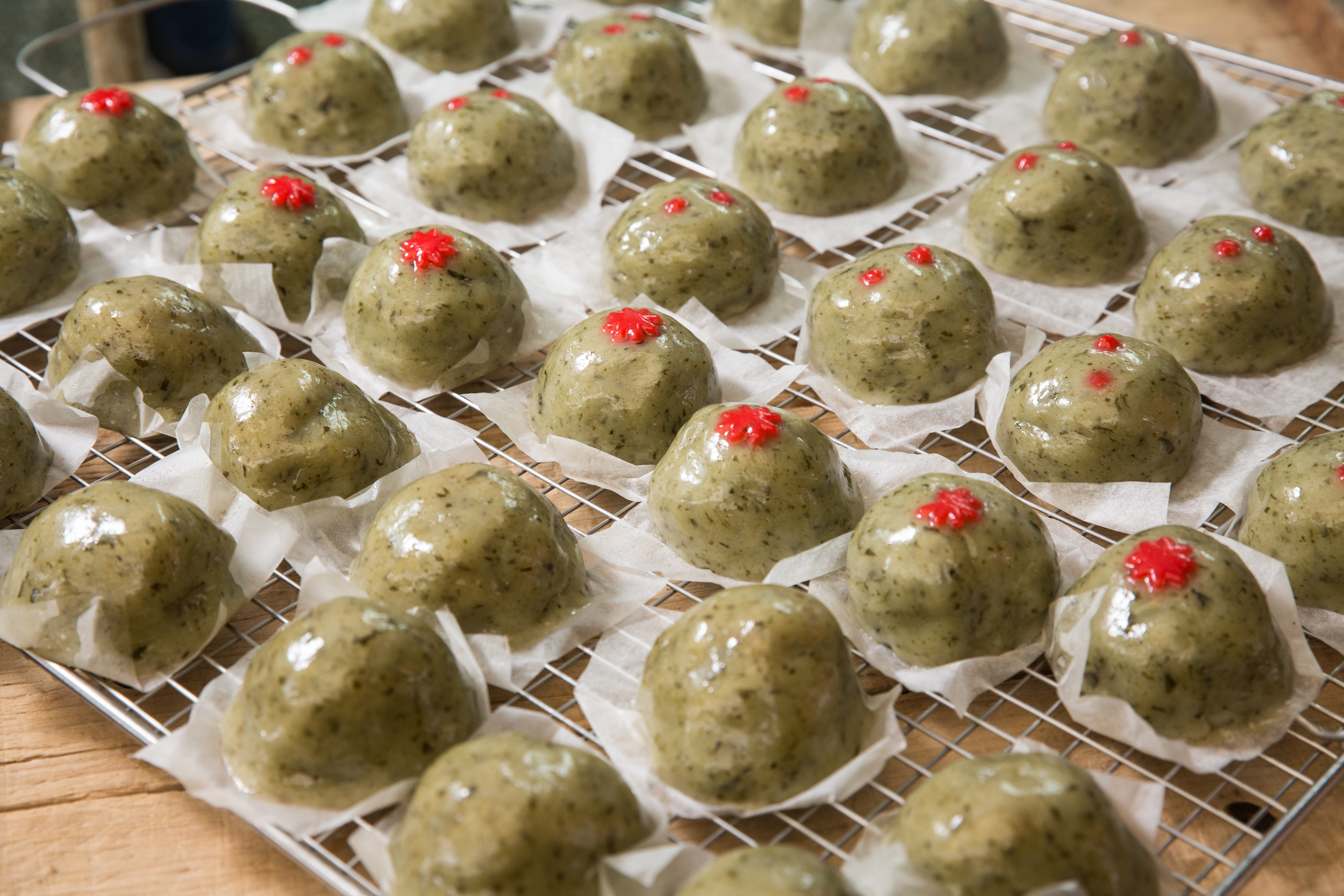 楊松桂指出，從艾草粿表面的點狀葉綠素，就能簡單分辨艾草粿是使用天然艾草製成，或是添加色素調色。 