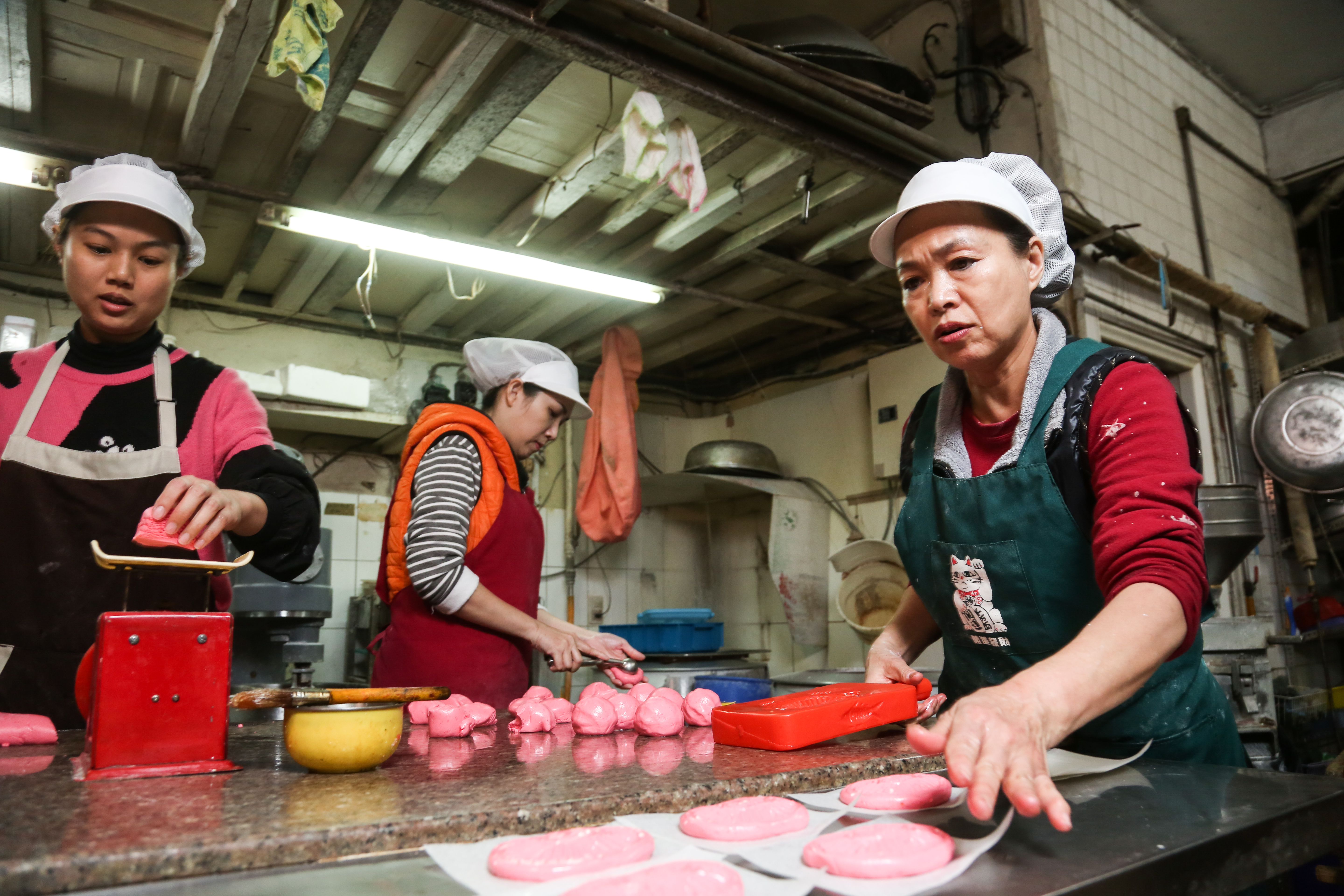 父親過世後，萬星粿店的四女兒簡滿足（右1）接手經營，1年多前，她的女兒楊珺涵（左1）也回來幫忙。