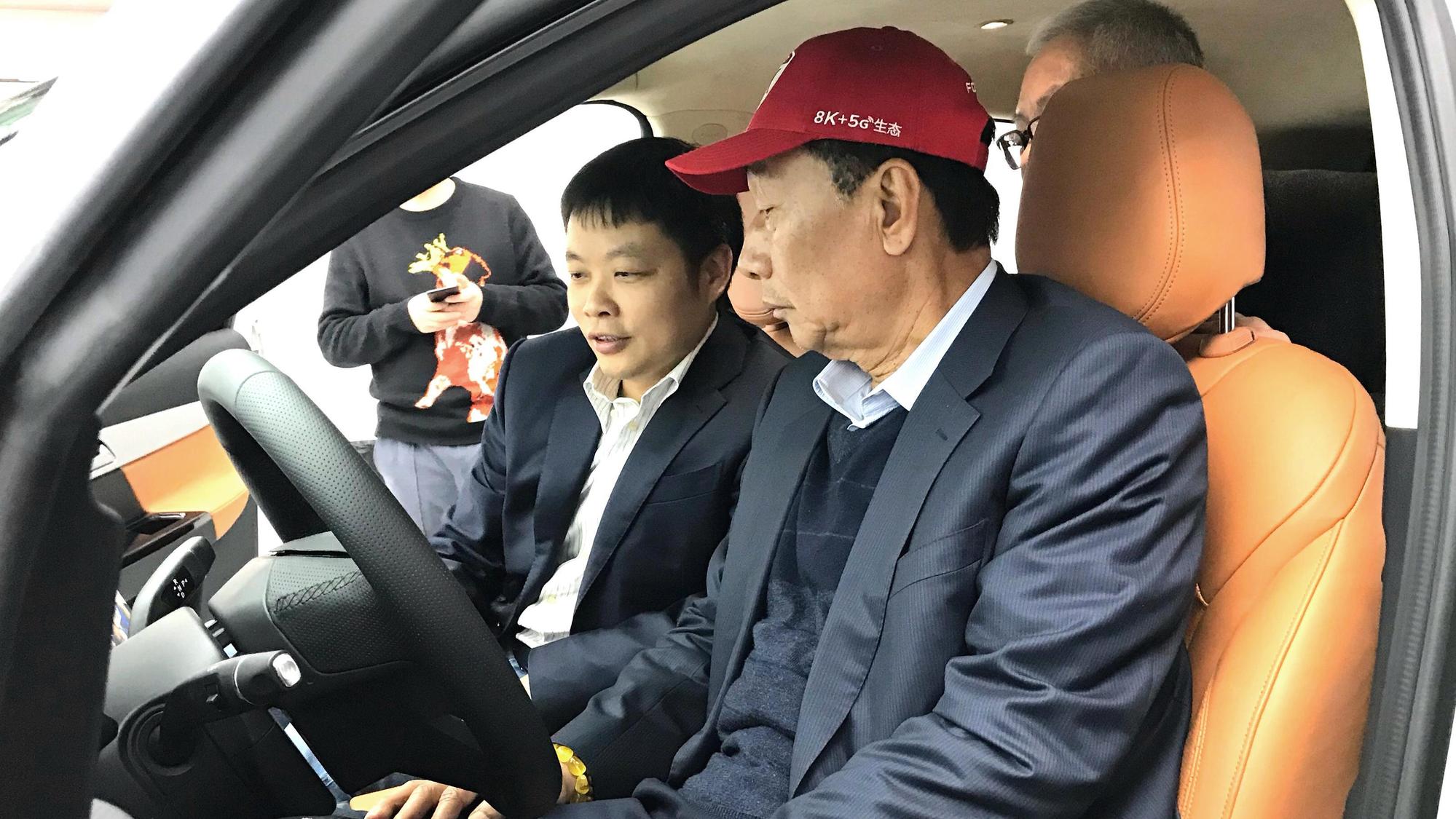 郭台銘造訪小鵬汽車,與小鵬董座何小鵬一起試架新車款G3(小鵬汽車提供)
