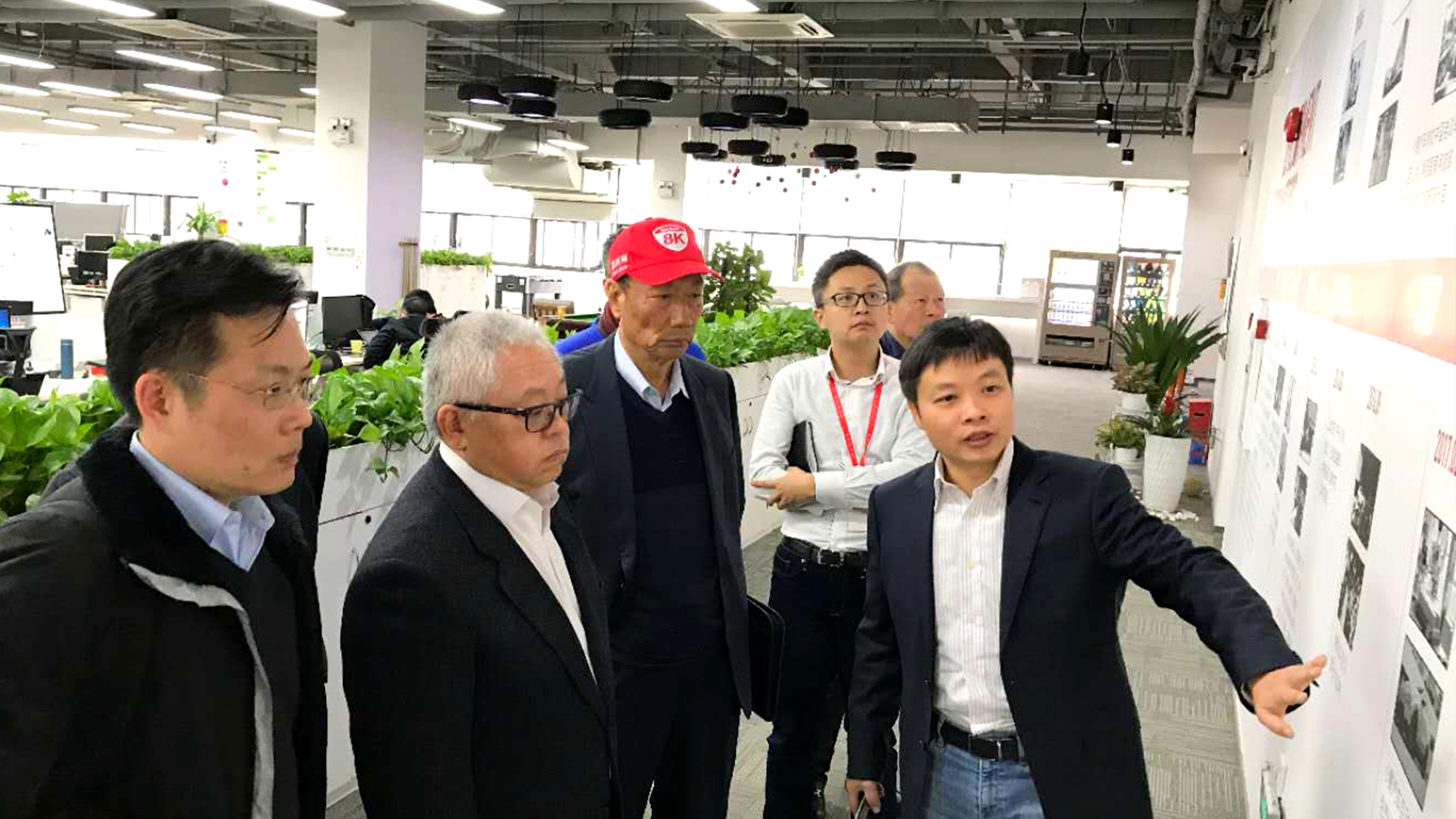 鴻海董座郭台銘缺席開工，卻提前一天到小鵬汽車研發總部參觀。（小鵬汽車提供）