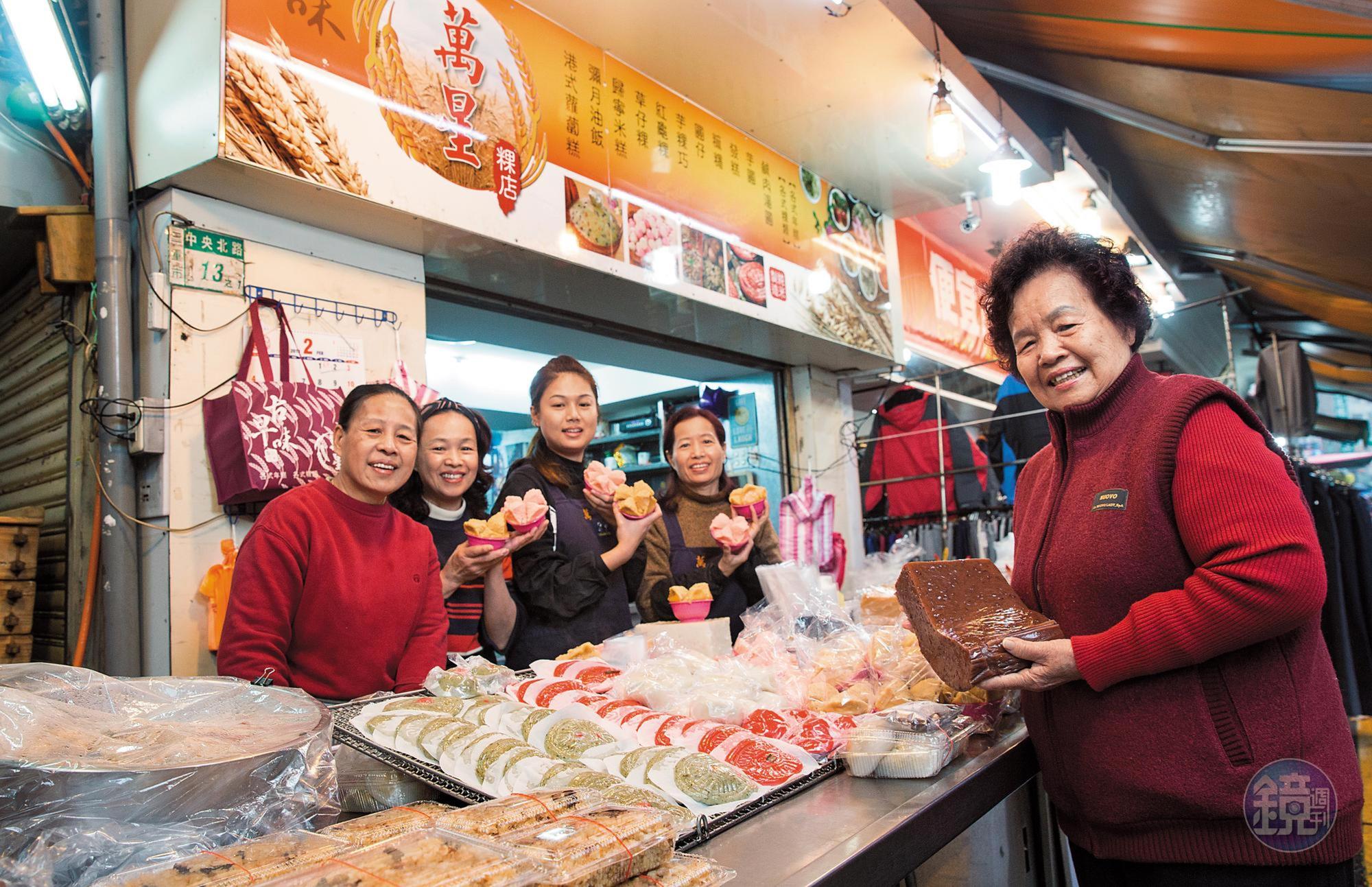 經營超過60年的萬星粿店，第一代老闆簡阿萬車禍驟逝後，靠太太簡柯秀英與女兒、孫女齊心，尋回簡阿萬留下的古早味。