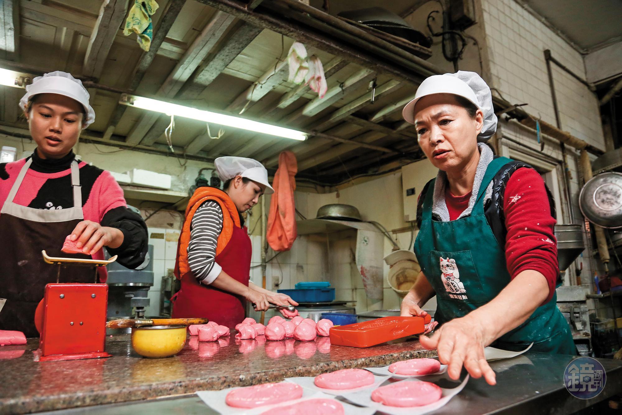 簡滿足（右）與女兒楊珺涵（左）分工製粿，合作無間、默契十足。