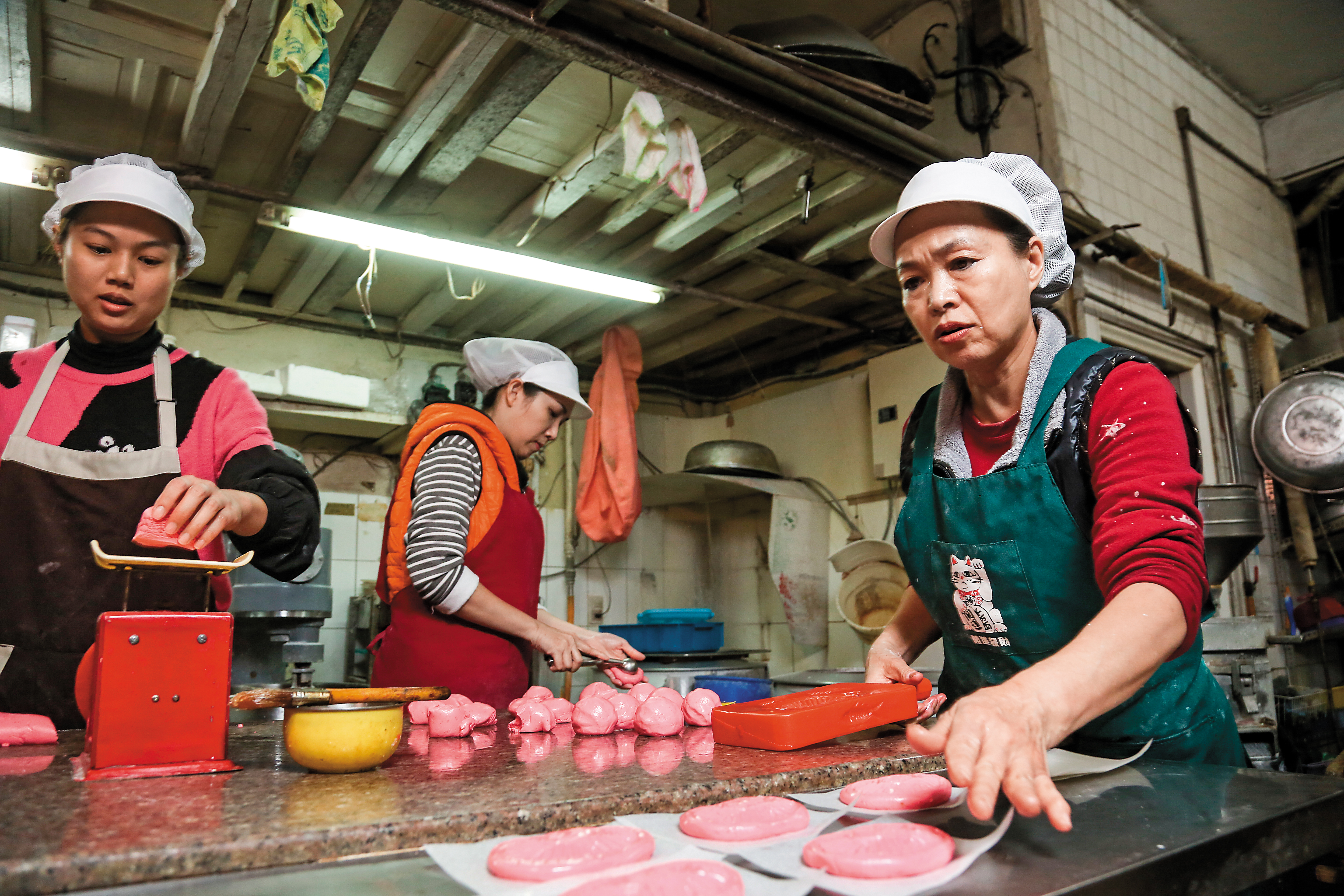簡滿足（右）與女兒楊珺涵（左）分工製粿，合作無間、默契十足。
