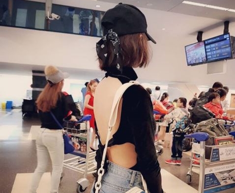 蔡依林性感裸背現身機場，向粉絲報平安。（翻攝自蔡依林IG）