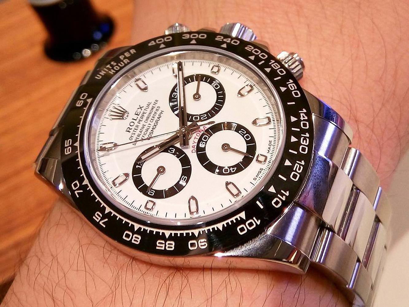 勞力士Daytona 116500LN，訂價為40.5萬元，較受歡迎的白色「熊貓」面目前新品成交價約60萬元上下。
