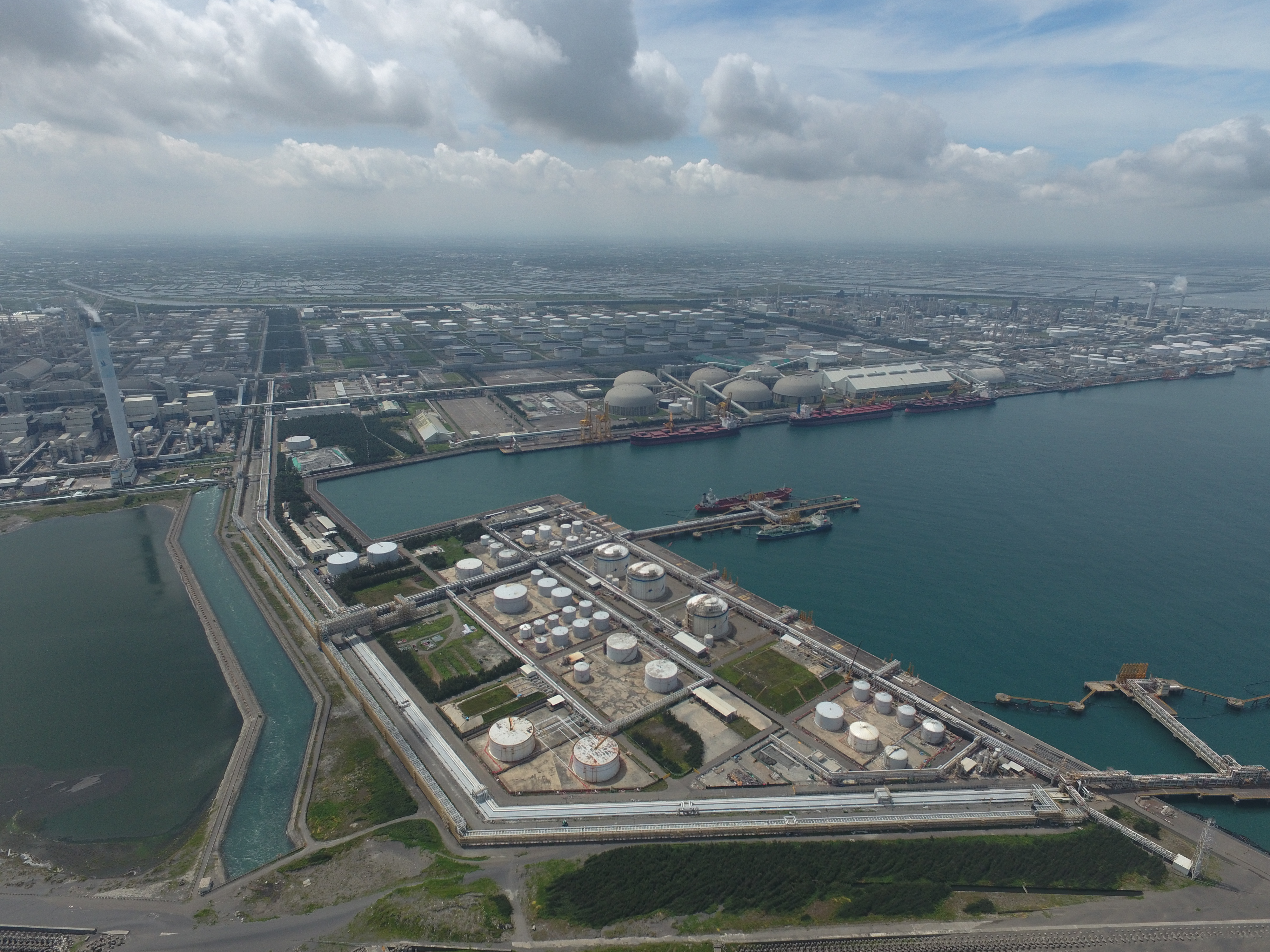 麥寮六輕是台塑在台最大生產基地，多年來投注改善空氣、海洋環保，打造麥寮港為生態港。（台塑提供）