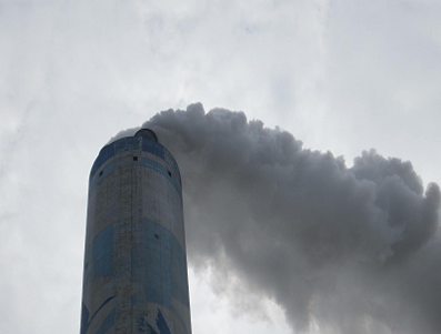 南亞昆山廠排煙遭當地民眾指控為黑煙，台塑澄清喊冤。陰天時：逆光觀察，煙囪水氣因光線逆光造成之陰影，看似黑煙（台塑提供）