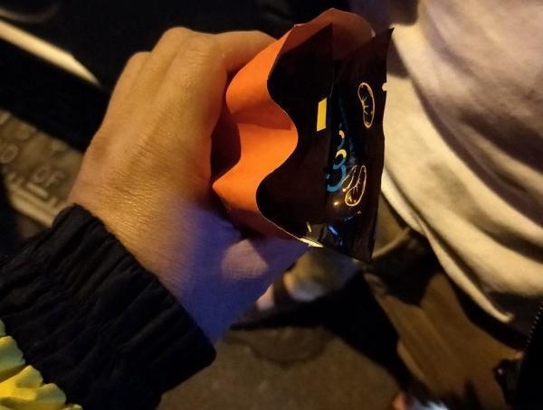 林嫌懷裡的紅包內不是裝壓歲錢，而是毒飲包。（警方提供）