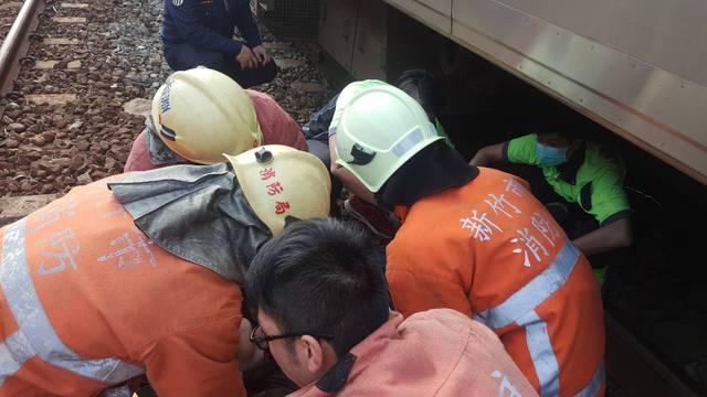 警消迅速協助旅客脫困。(翻攝畫面)
