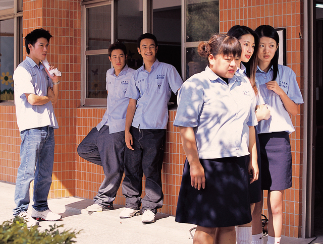 2000年開播的台灣首部校園生活喜劇《麻辣鮮師》，打開潘瑋柏（左二）、安以軒（右一起）、後藤希美子、杜詩梅等年輕演員的知名度。（華視提供）