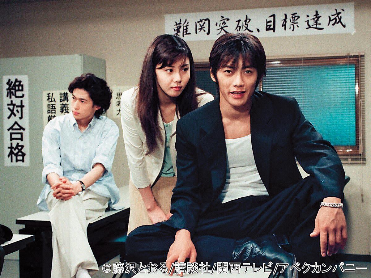 日劇《GTO麻辣教師》是男女主角反町隆史(右)、松嶋菜菜子(中)的定情作,當年也捧紅窪塚洋介(左)等新生代演員。(翻攝自關西電視台官網)