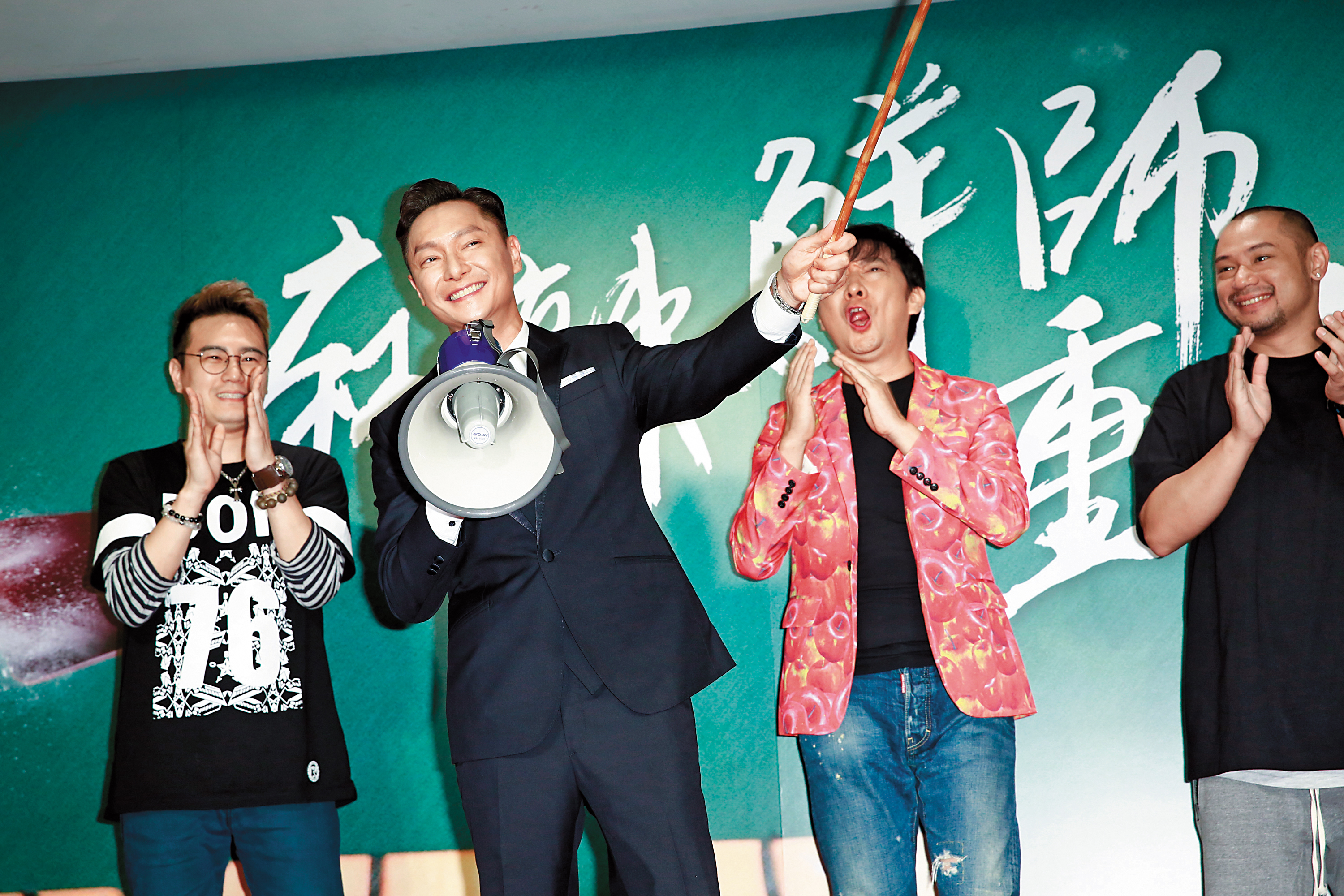電影《王牌教師麻辣出擊》除找來電視劇中靈魂主角謝祖武（左二）主演外，還有綠茶（左一）、九孔（右二）、金剛（右一）參與演出。