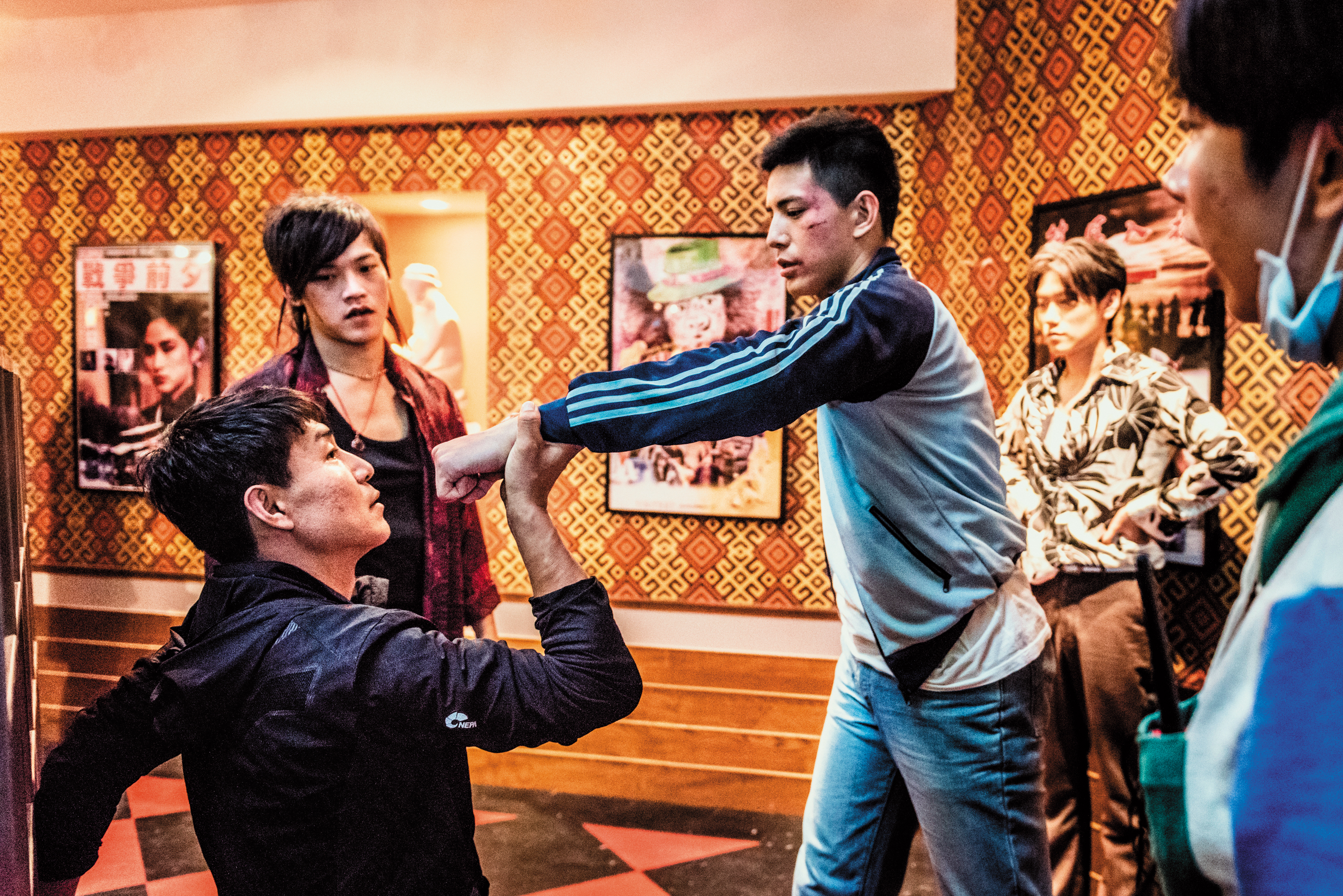 電影《鬥魚》找來新生代演員林柏叡(中),飾演電視劇中郭品超的角色。(多曼尼提供)