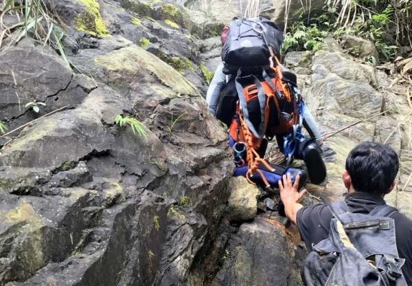 針對水社大山失蹤案，南投縣消防局搜救人員跋山涉水搜尋江姓老翁。（消防局提供）