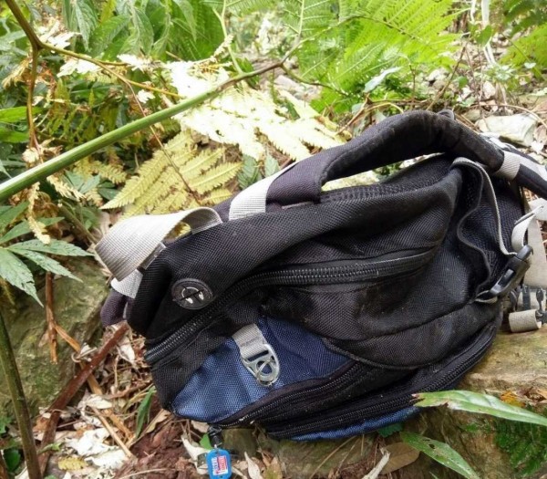 搜救人員在水社大山發現江姓老翁掉落的背包,其遺體也在附近被尋獲。(消防局提供)