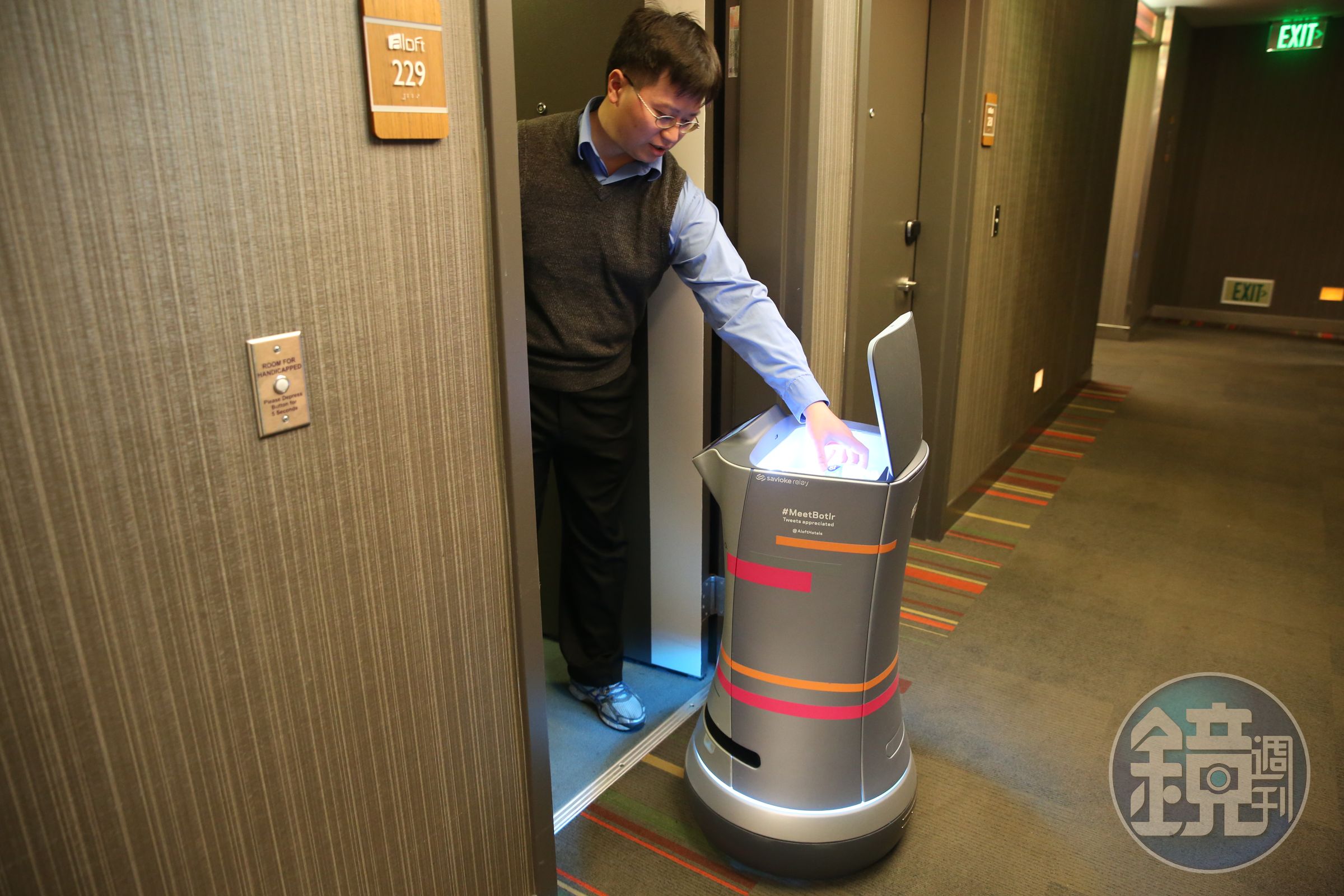 在矽谷的Aloft旅館，從坐電梯、送貨， 機器人管家全部可以自己搞定。