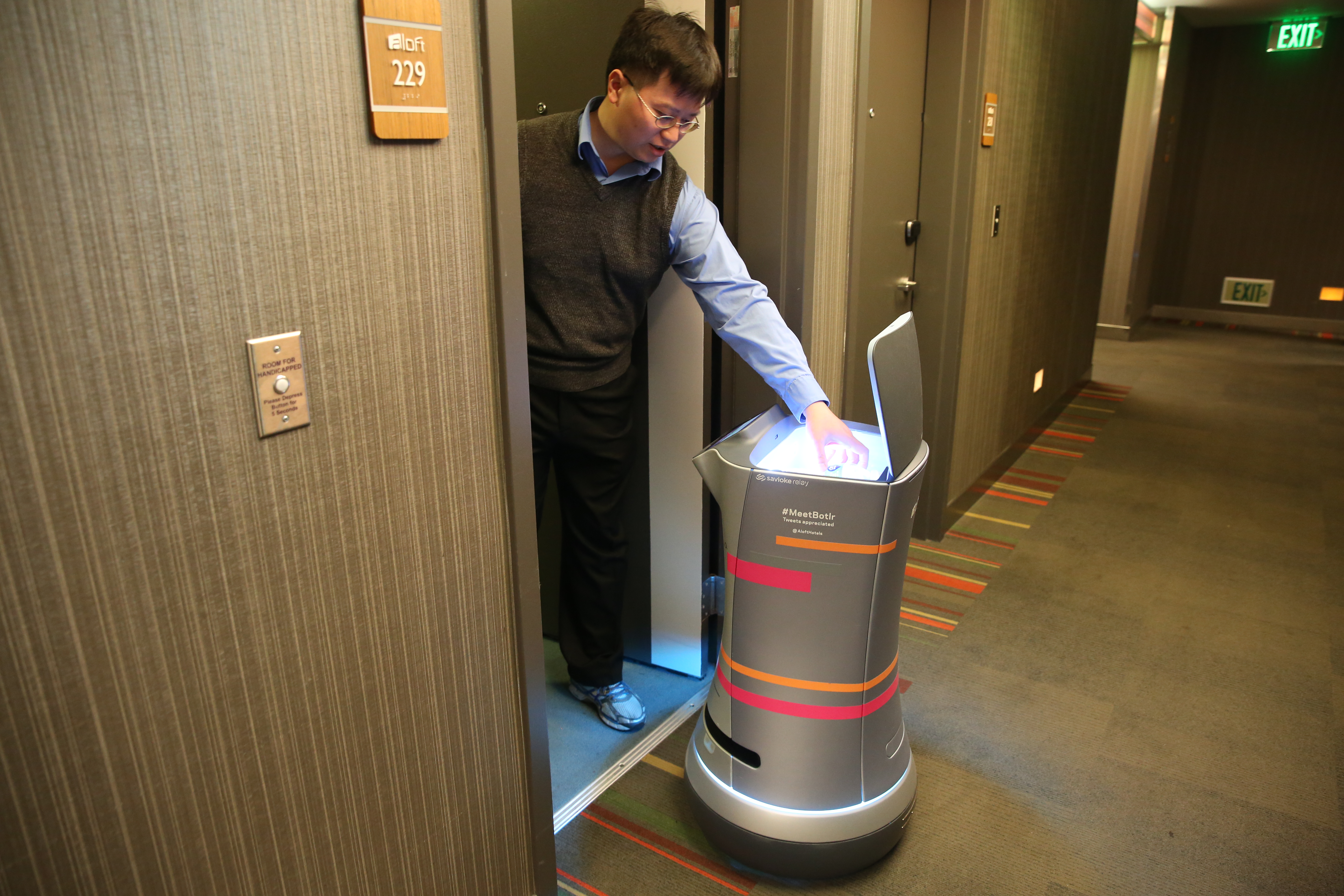 在矽谷的Aloft旅館，從坐電梯、送貨， 機器人管家全部可以自己搞定。