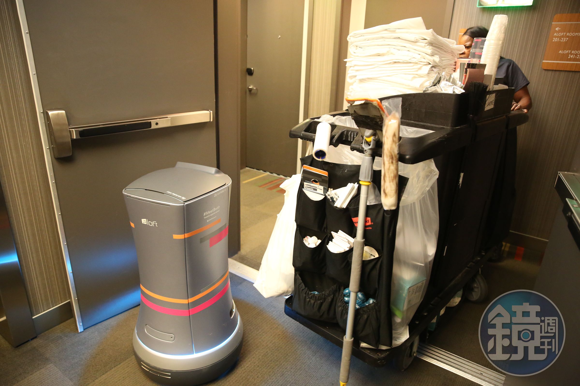 內建感應器、Wi-Fi以及3D攝影機，機器人可自行開關電梯門、前往特訂房間，還懂得避開阻礙。