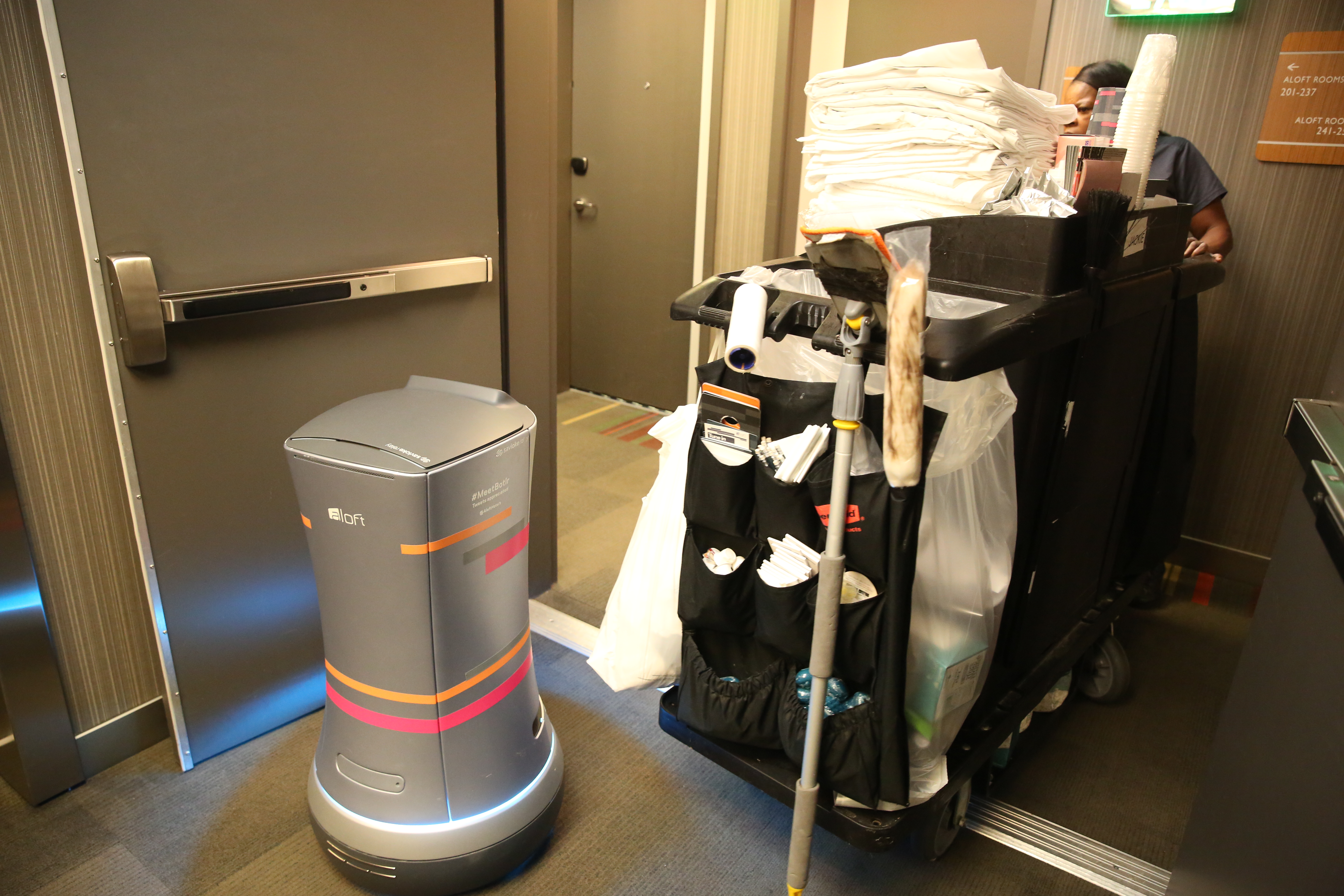 內建感應器、Wi-Fi以及3D攝影機，機器人可自行開關電梯門、前往特訂房間，還懂得避開阻礙。