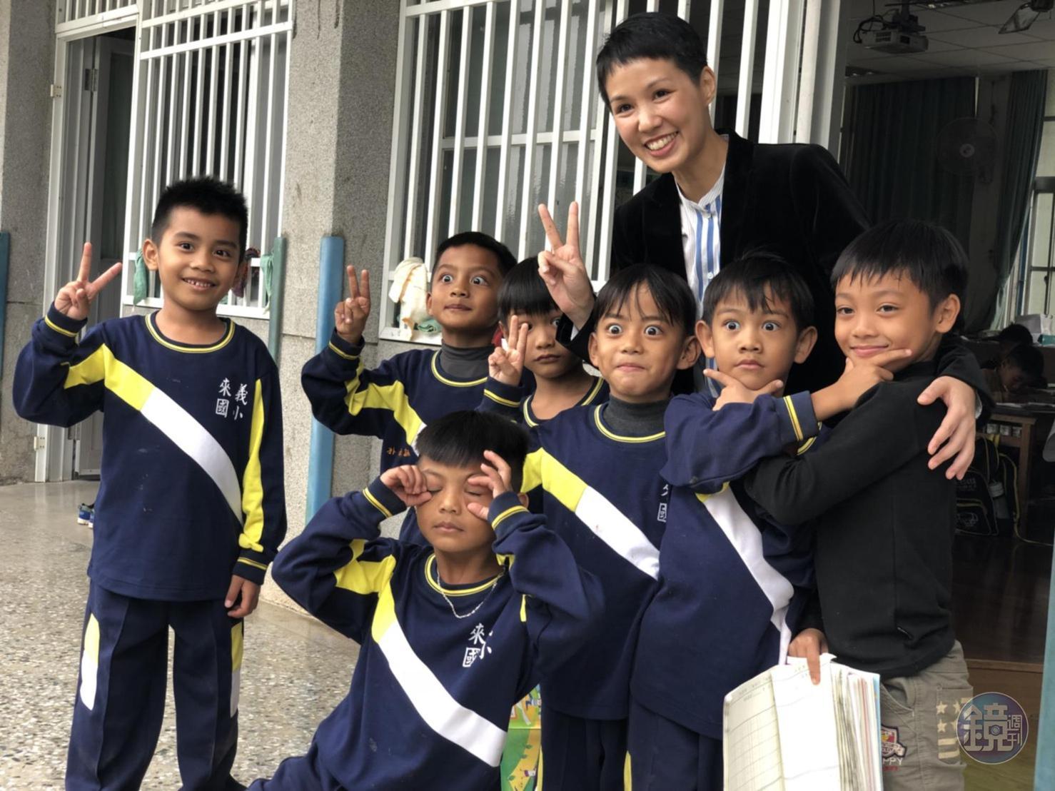 永豐餘生技總經理何奕佳和來義國小學童開心打成一片。