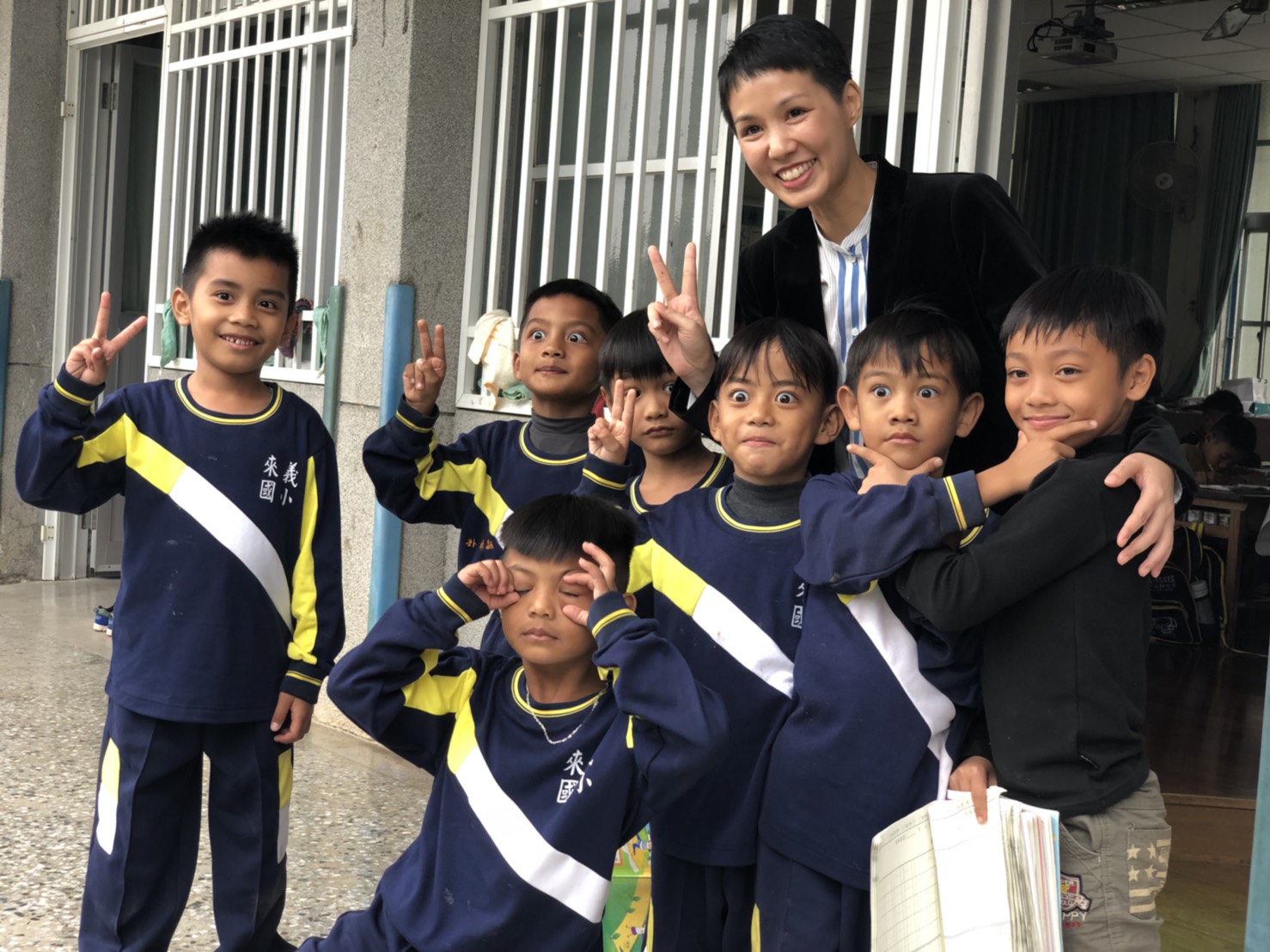 永豐餘生技總經理何奕佳和來義國小學童開心打成一片。