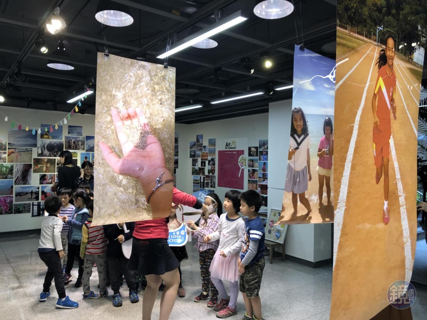 來義國小學童的攝影作品即日起至3月11日在信誼好好生活廣場藝文空間展出。