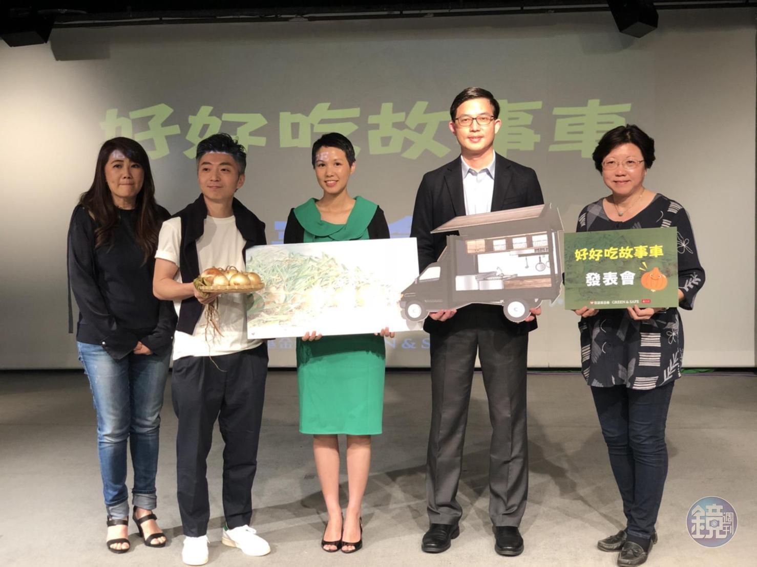 「好好吃故事車」記者會由(由右至左)屏東縣政府教育處長王慧蘭、信誼基金會執行長林永騰、永豐餘生技總經理何奕佳、MUME行政主廚林泉等共同站台。