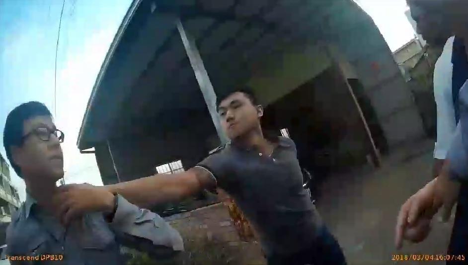 一群人完全不管楊姓員警穿著制服正在值勤，竟然追打楊姓員警，事後還涉嫌關說，態度相當囂張。（警方提供）