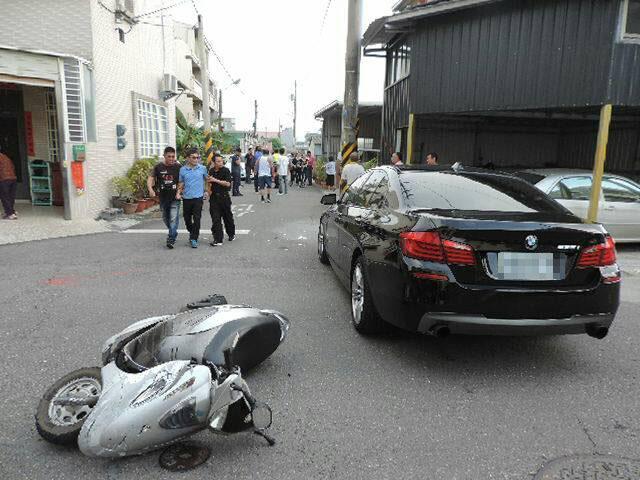 原本只是單純一件車禍，卻衍生出員警被打，農會總幹事還涉嫌關說。（警方提供）