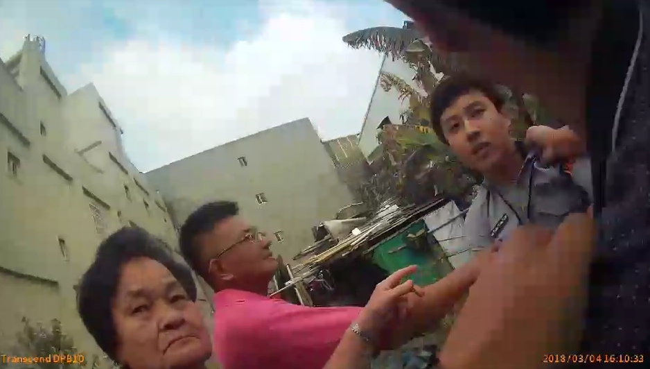 穿粉紅色上衣的是農會總幹事的老公,在混亂中也伸手介入糾紛。(警方提供)
