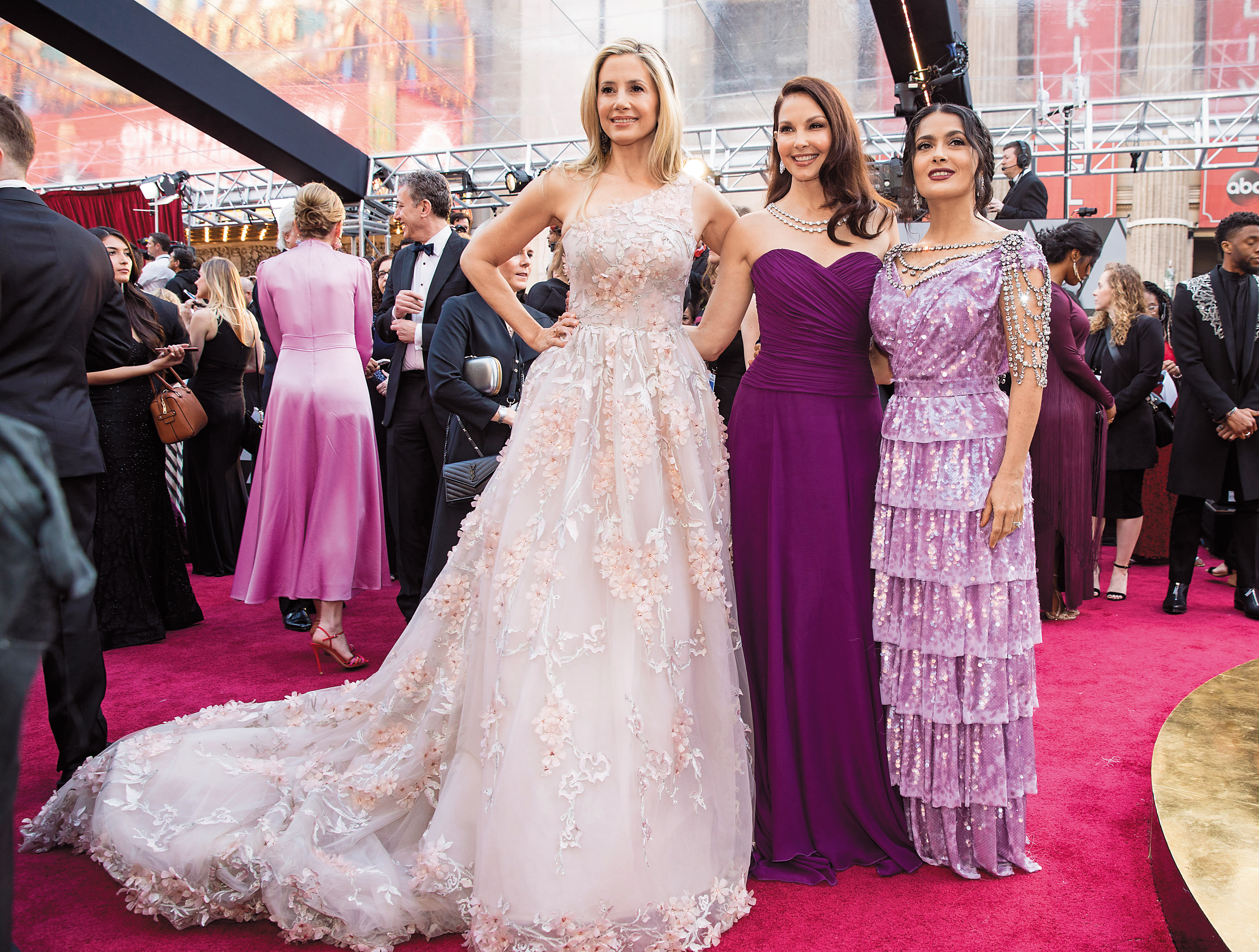 蜜拉索維諾（左起）、艾希莉賈德、莎瑪海耶克都是哈維魔爪下的受害者，她們受邀參加奧斯卡，比以自己的作品踏上紅毯更有意義。（東方IC）