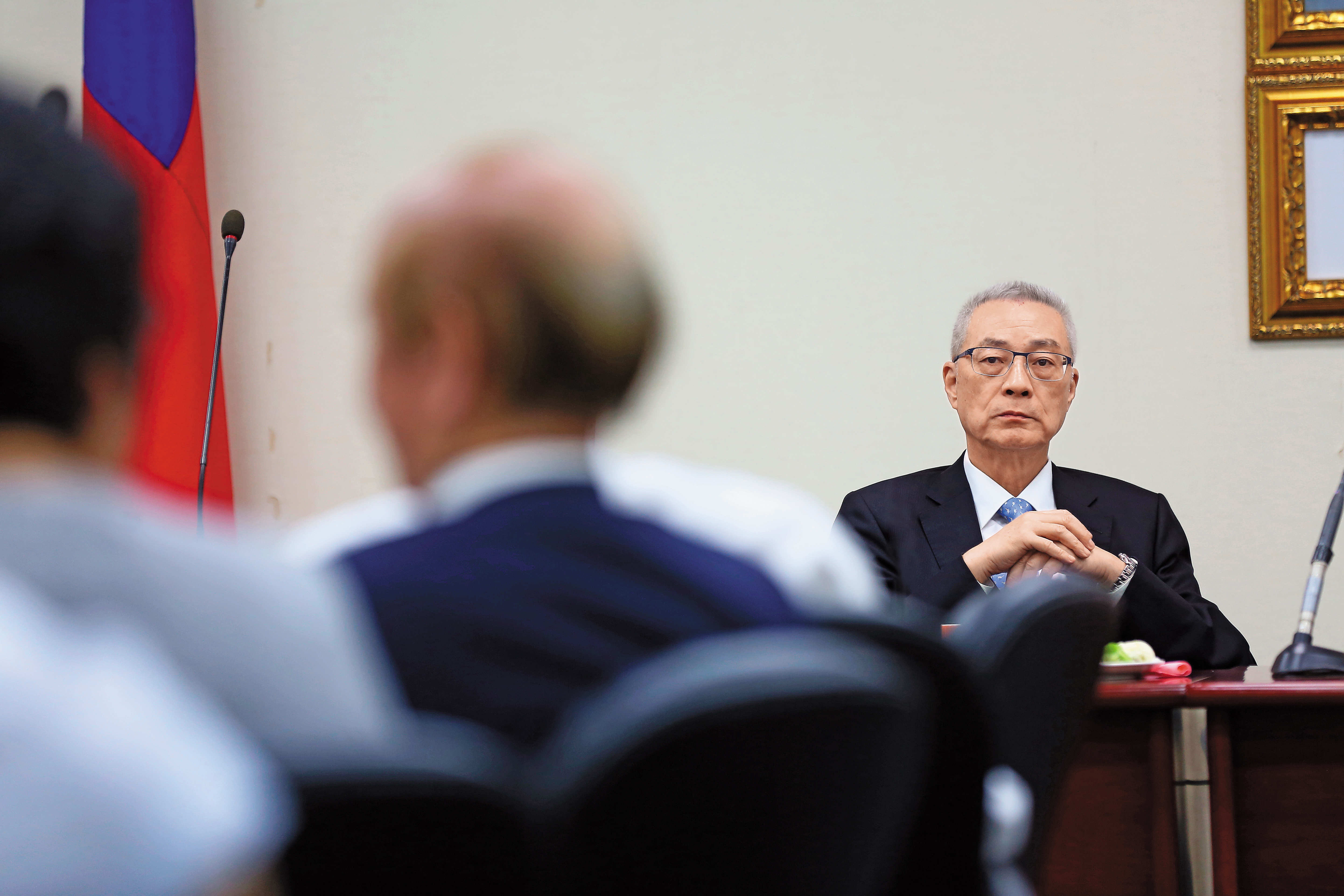 國民黨布局2018縣市長選戰，黨內批評主席吳敦義迷信全民調，導致立委蔣萬安棄選、江啟臣些微差距落敗，國民黨世代交替落空。