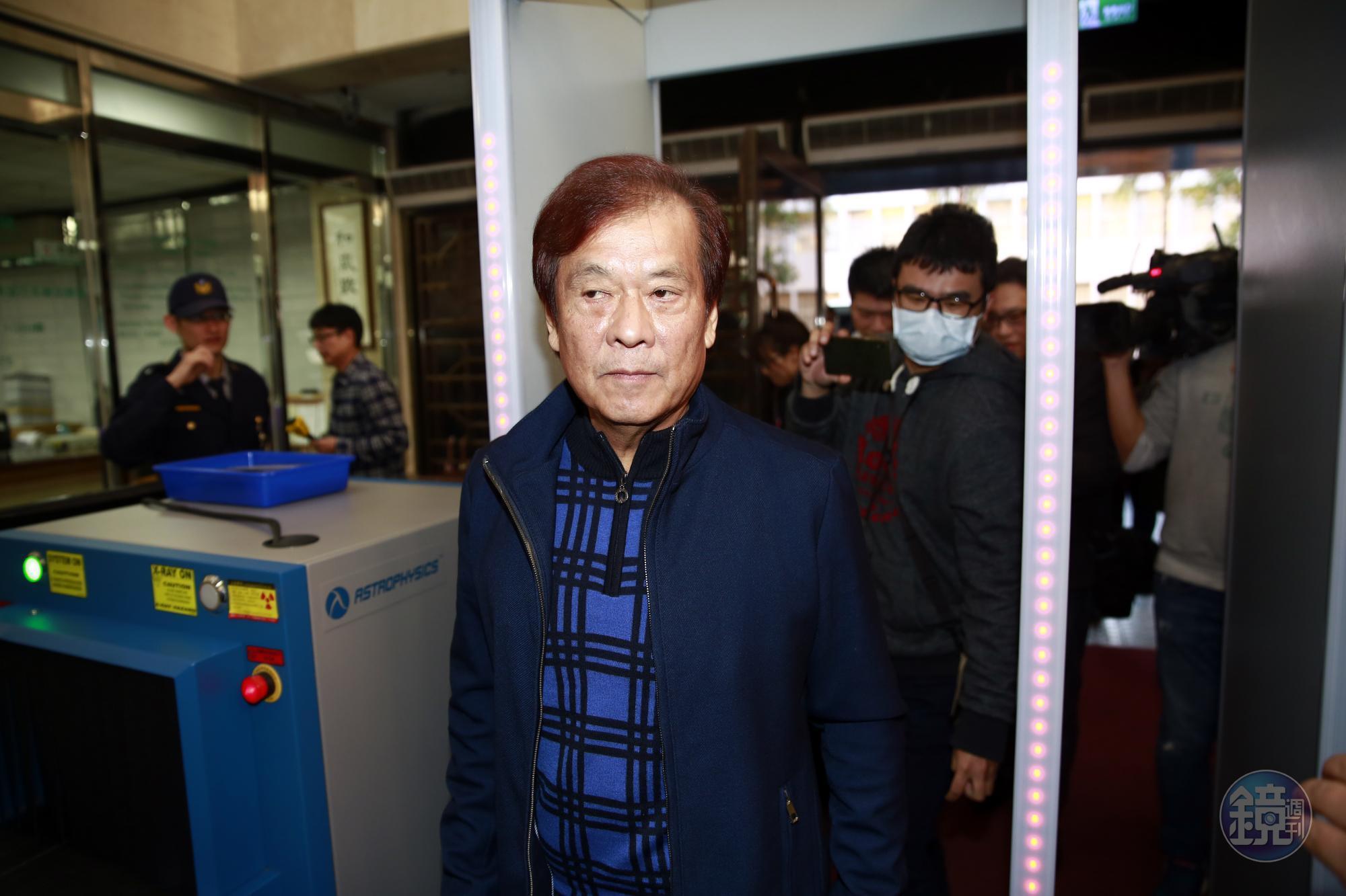 華視前總經理郭建宏被董事會中止委任合約，他不服董事會因7大評核沒通過而遭以「不適任」為由解職，因而到台北地院按鈴提出刑事誹謗。