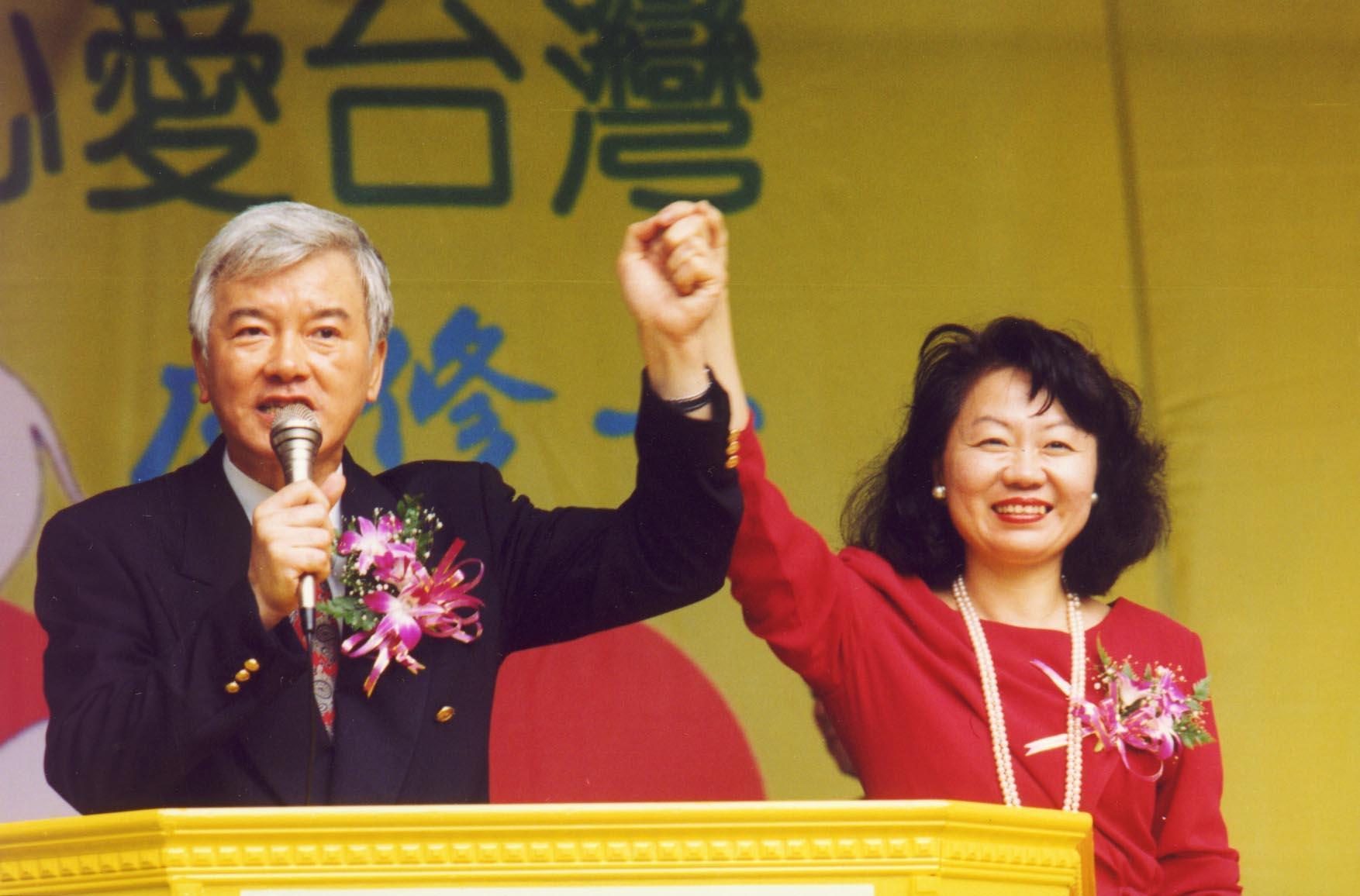 陳郁秀(右)在早期是少數從法國留學回台音樂學者,嫁給民進黨立委盧修一,歷經先生牢獄和生病之苦,一路堅強挺過。(翻攝自白鷺鷥文教基金會)