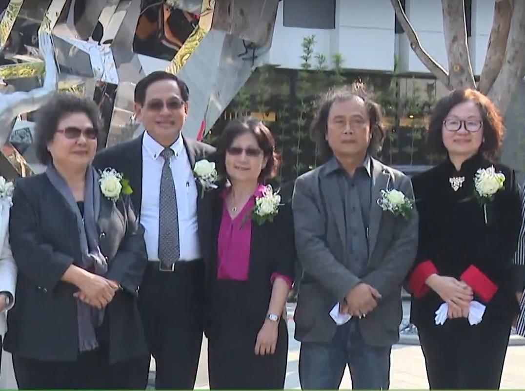 華視董事長陳郁秀（右一）跟民視董事長郭倍宏（左二）交情匪淺，「華視小民視化」因此讓人臆測，不免用放大鏡去看。