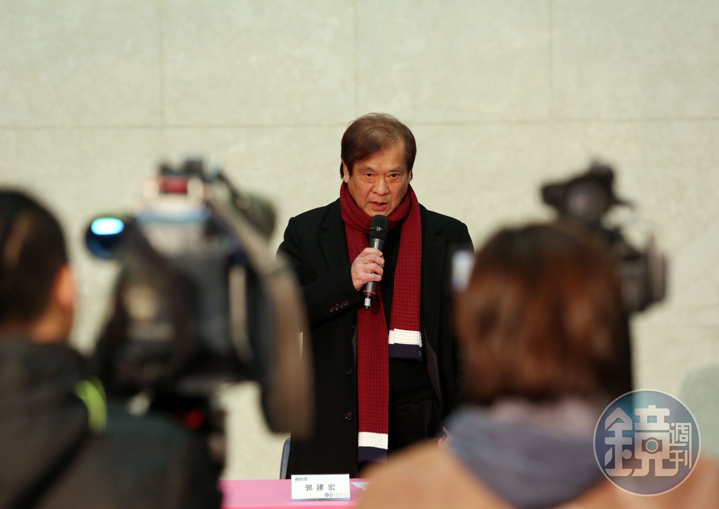 電視台人事風暴衍生成政治議題。在前總經理郭建宏下台後，外界對於「華視小民視」疑慮不斷。