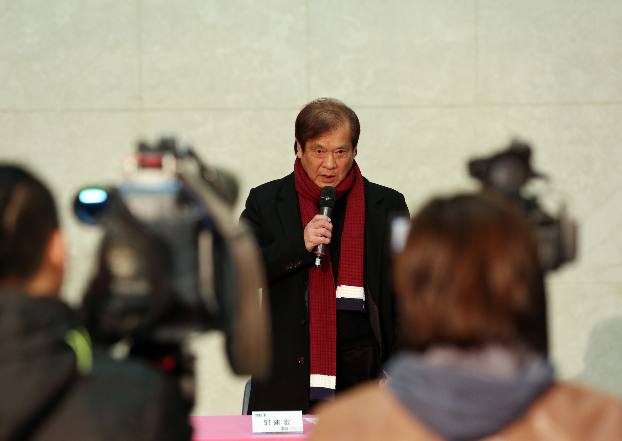 電視台人事風暴衍生成政治議題。在前總經理郭建宏下台後，外界對於「華視小民視」疑慮不斷。