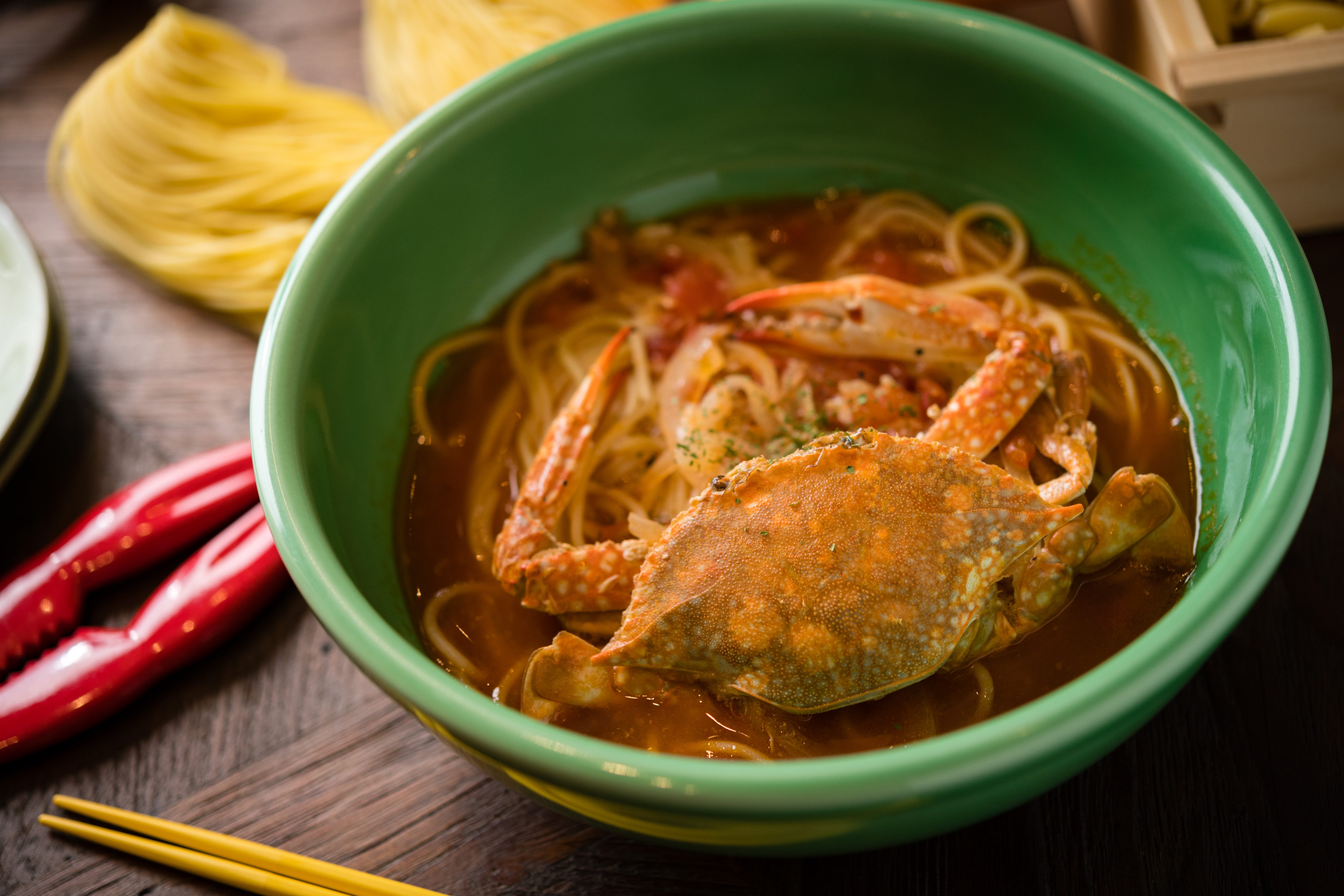 石壁家「藍鑽蟹番茄湯麵」酸香的醬汁與鮮甜的蟹肉十分契合。（380元／份）