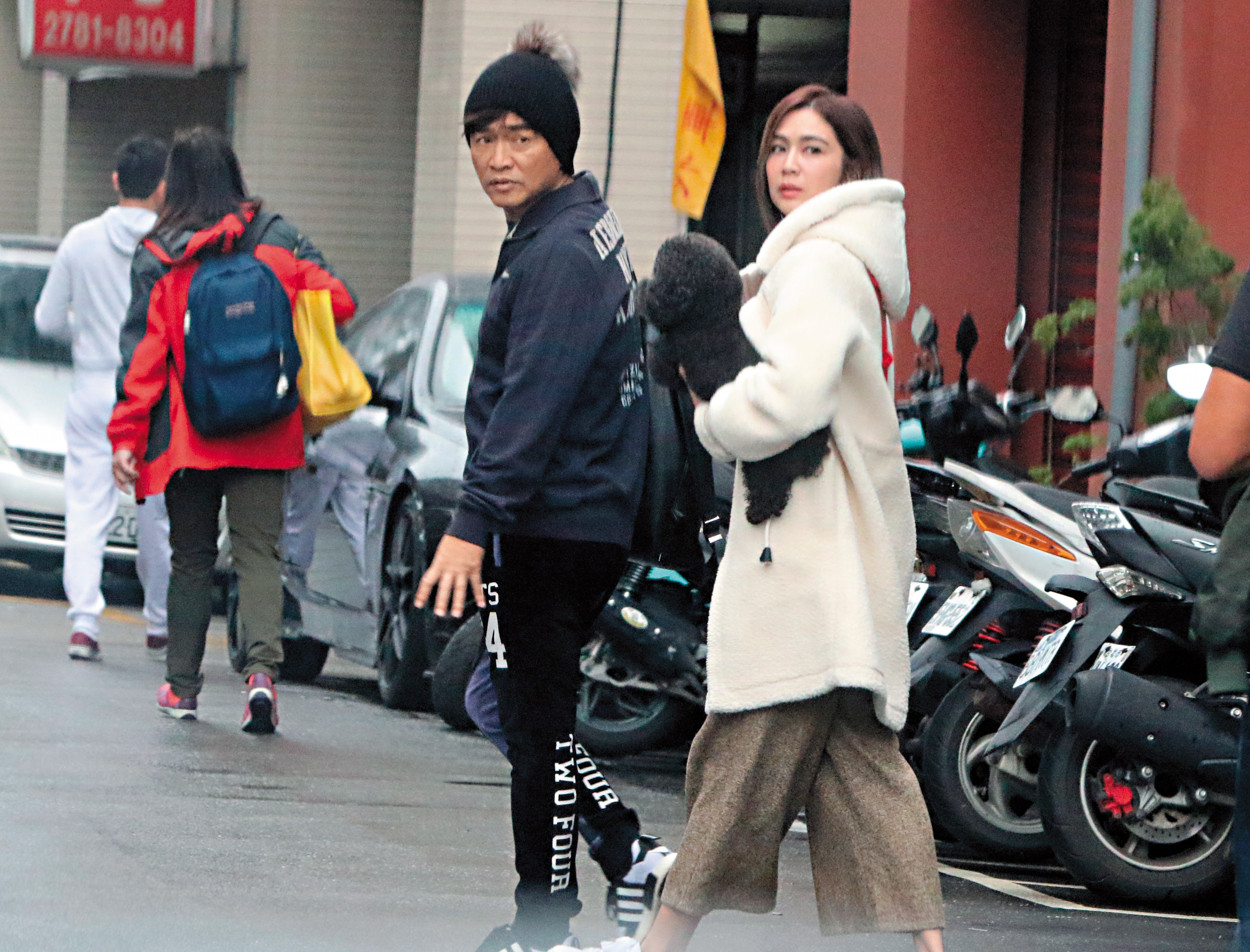 兩人步行前往附近的餐酒館，度過幫安苡愛慶生的午餐約會。